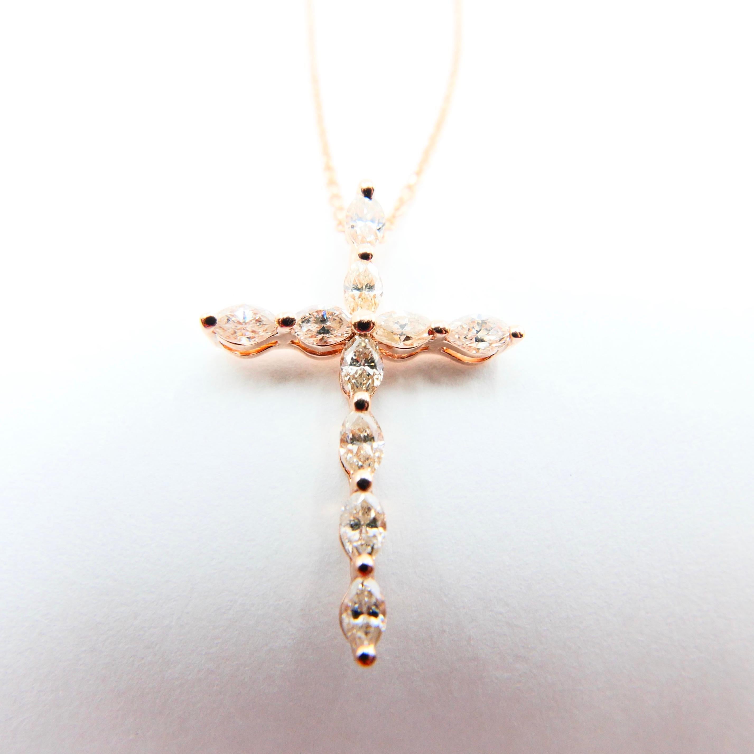 Collier pendentif classique en or 18 carats avec croix en diamant marquise de 0,52 carat en vente 5