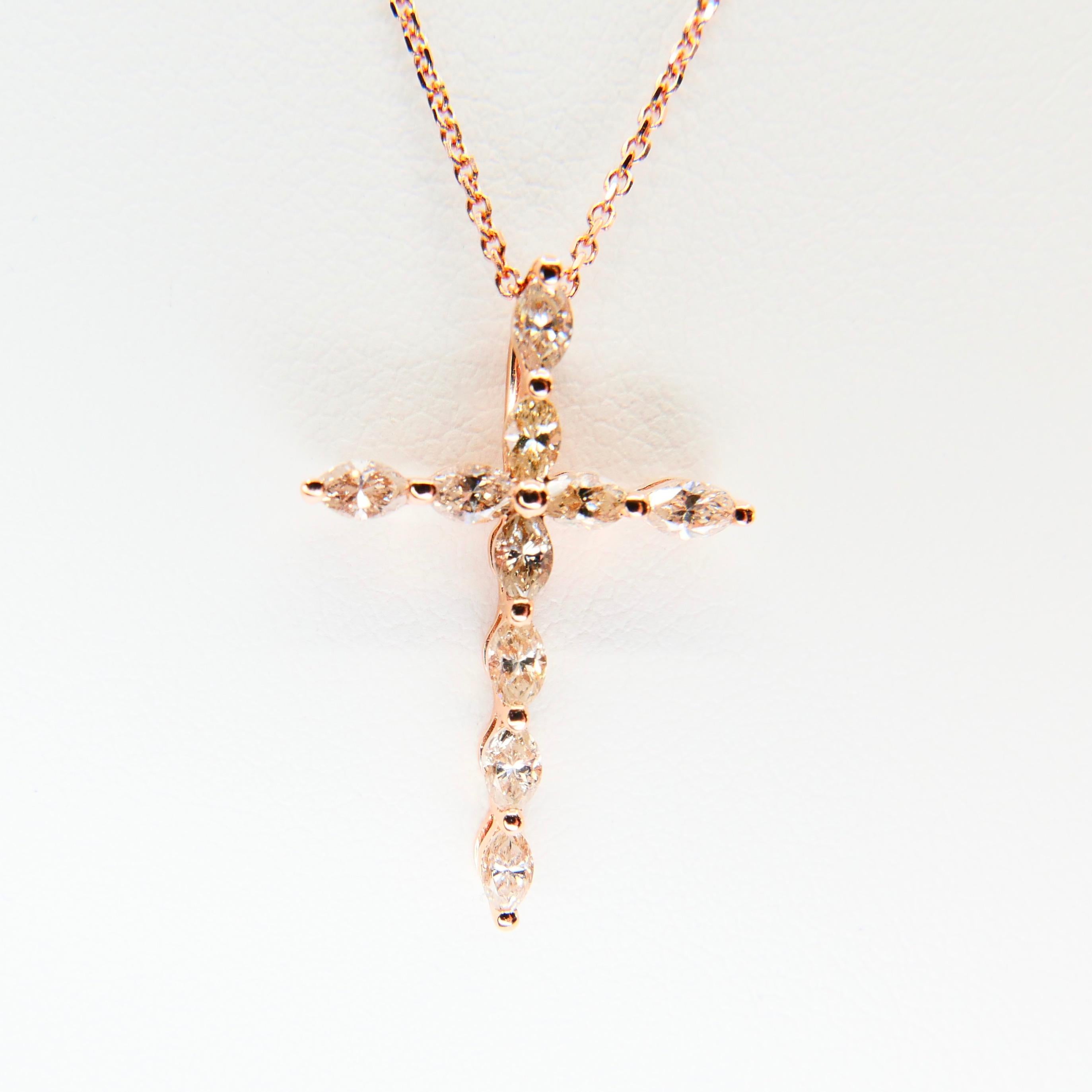Collier pendentif classique en or 18 carats avec croix en diamant marquise de 0,52 carat en vente 1
