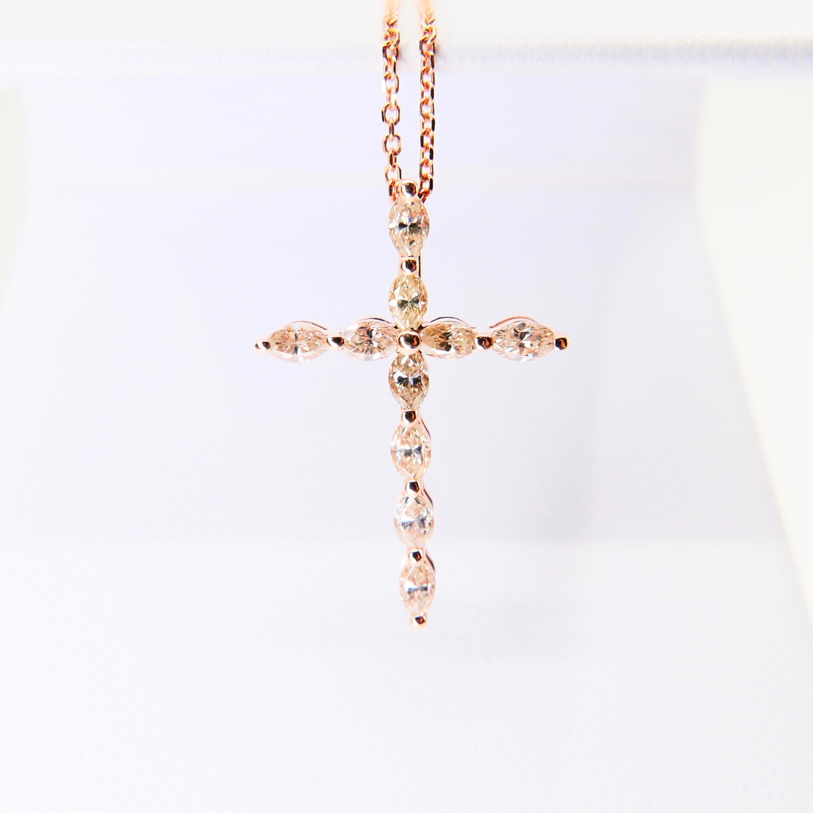 Collier pendentif classique en or 18 carats avec croix en diamant marquise de 0,52 carat en vente 4
