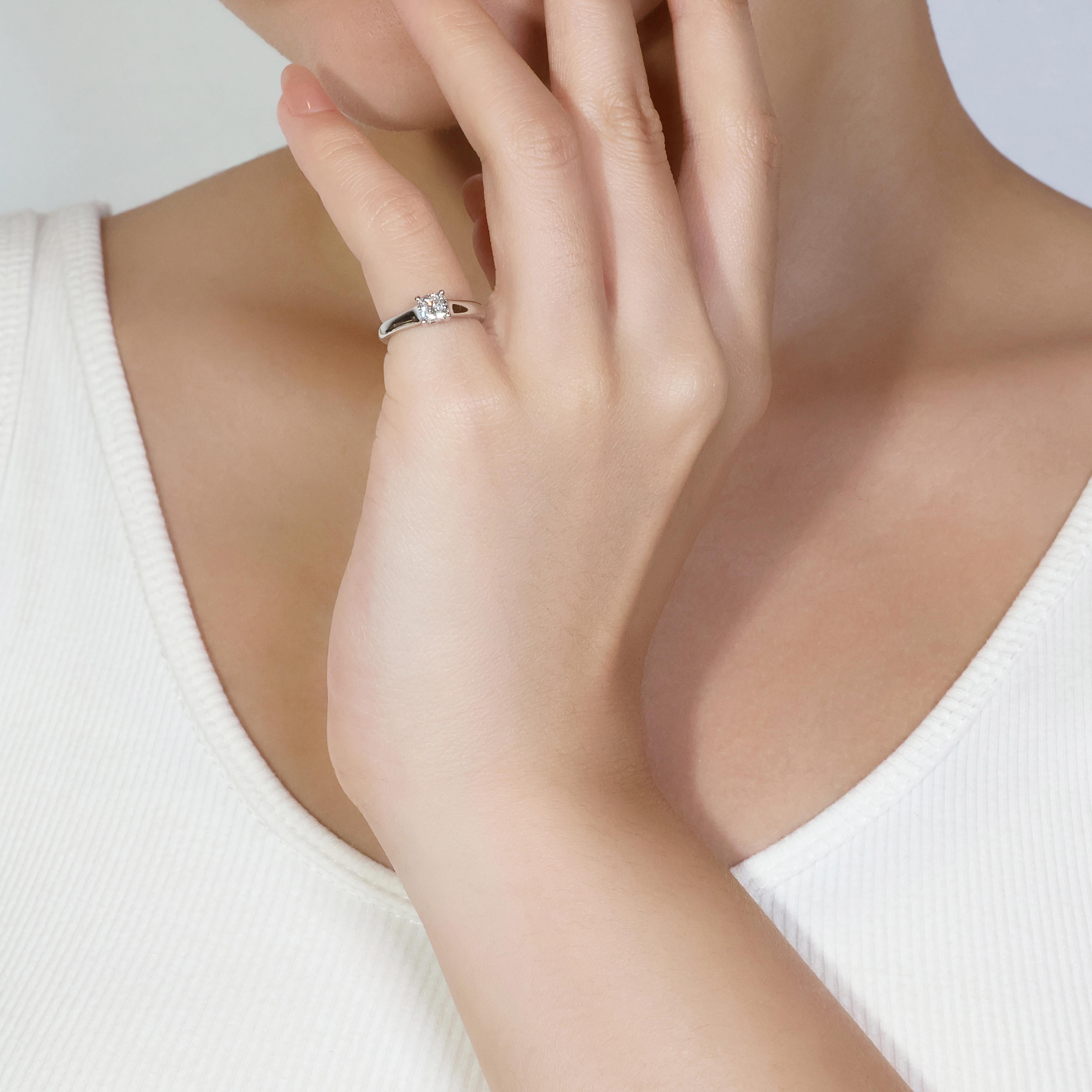Possiedi un pezzo di eleganza senza tempo con questo splendido anello con diamante solitario in platino. Realizzato in lussuoso platino, questo anello presenta un singolo, affascinante diamante tondo brillante che vanta un peso di 0,52