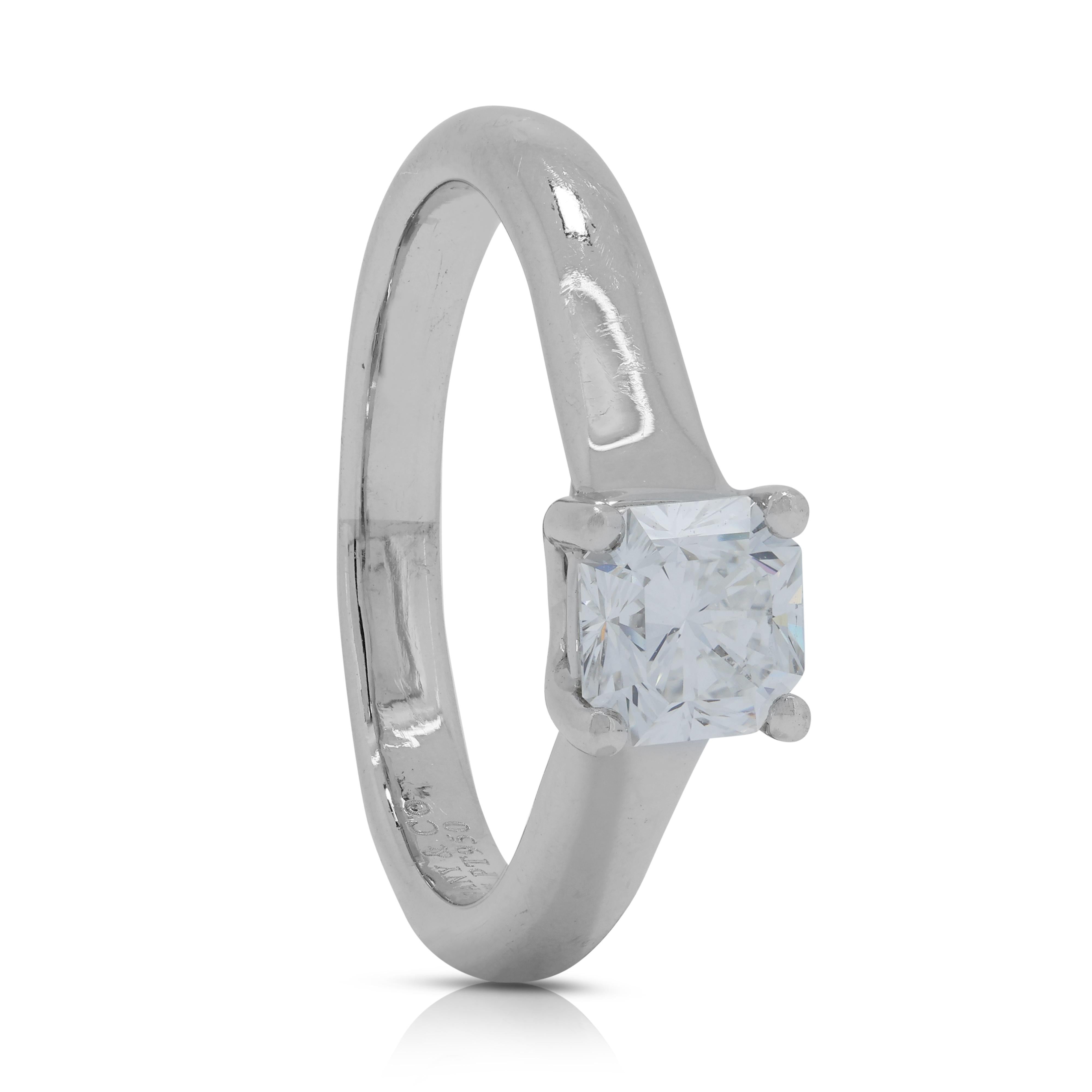 Quadrato Anello classico con solitario di diamanti da 0,52 carati in platino in vendita