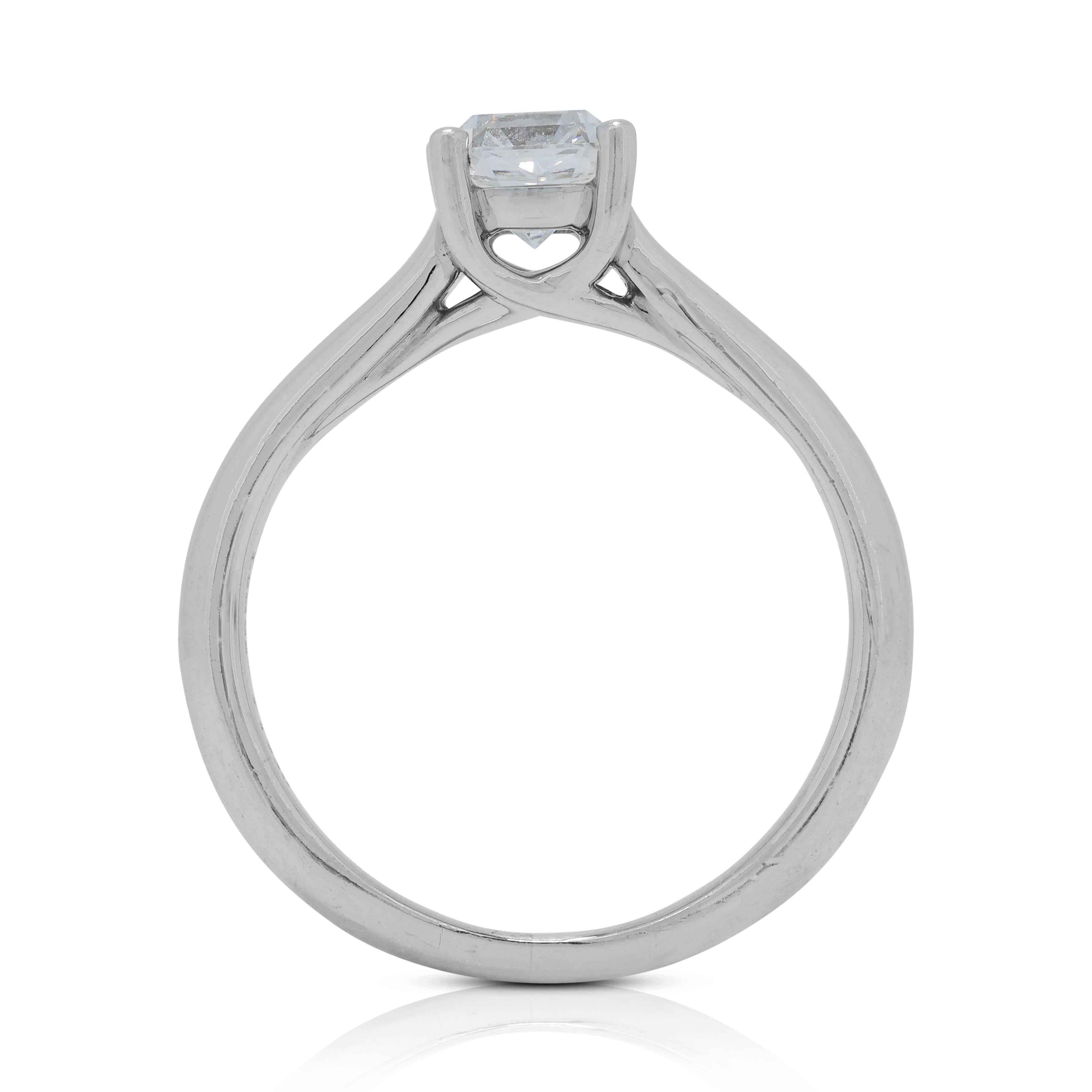Anello classico con solitario di diamanti da 0,52 carati in platino in vendita 1
