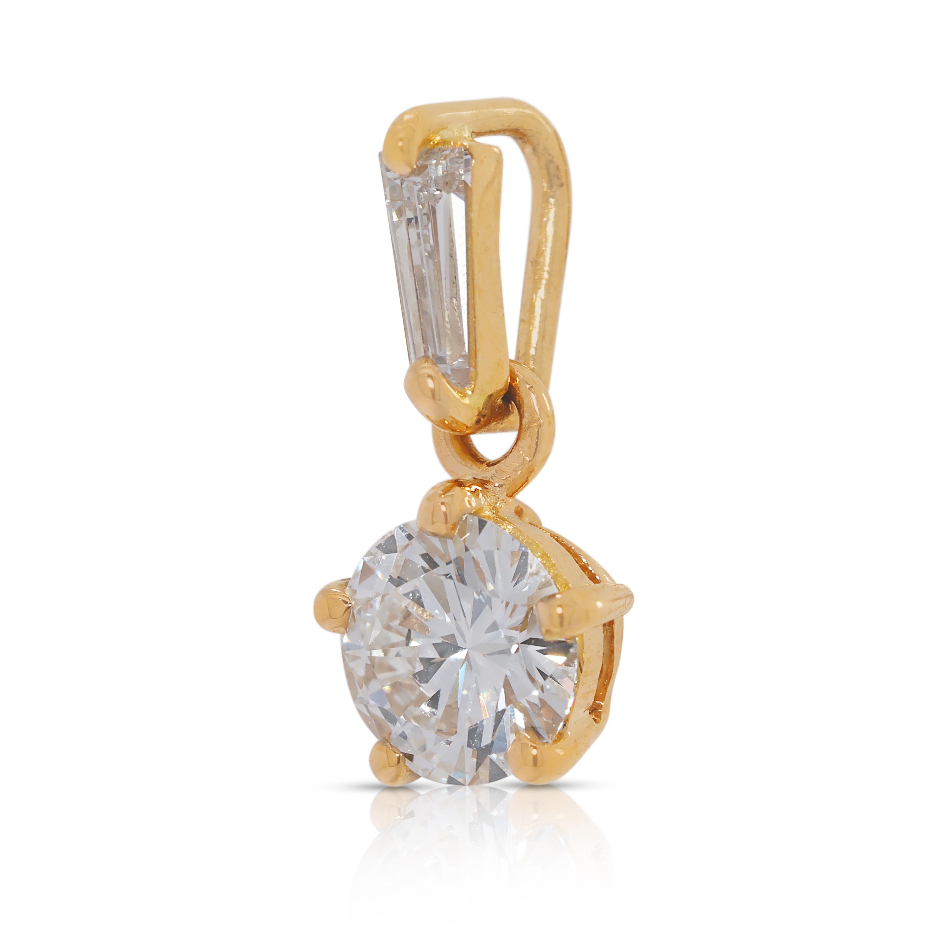 Taille ronde Pendentif classique en or jaune 22K serti d'un diamant naturel de 0,61ct en vente