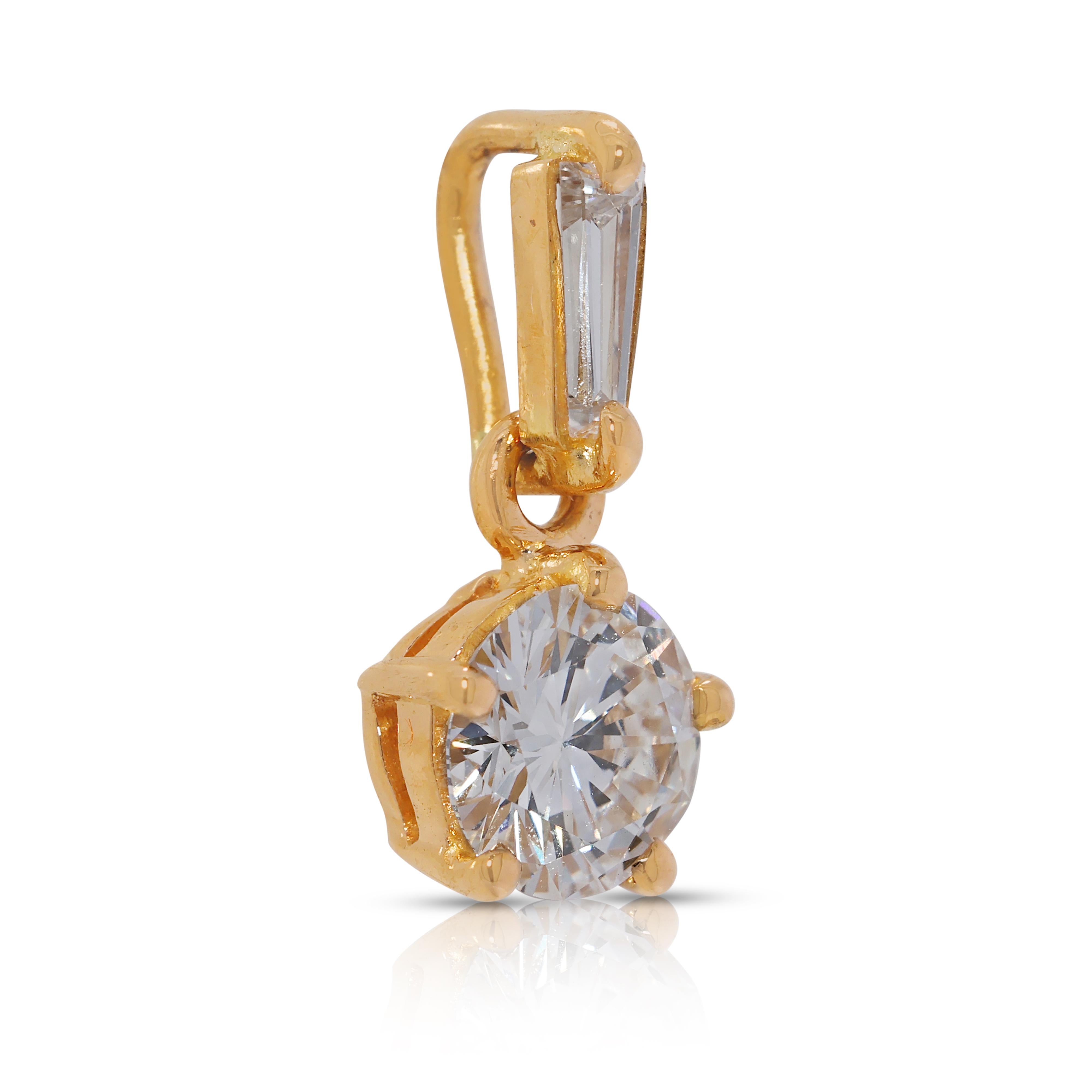 Pendentif classique en or jaune 22K serti d'un diamant naturel de 0,61ct Excellent état - En vente à רמת גן, IL