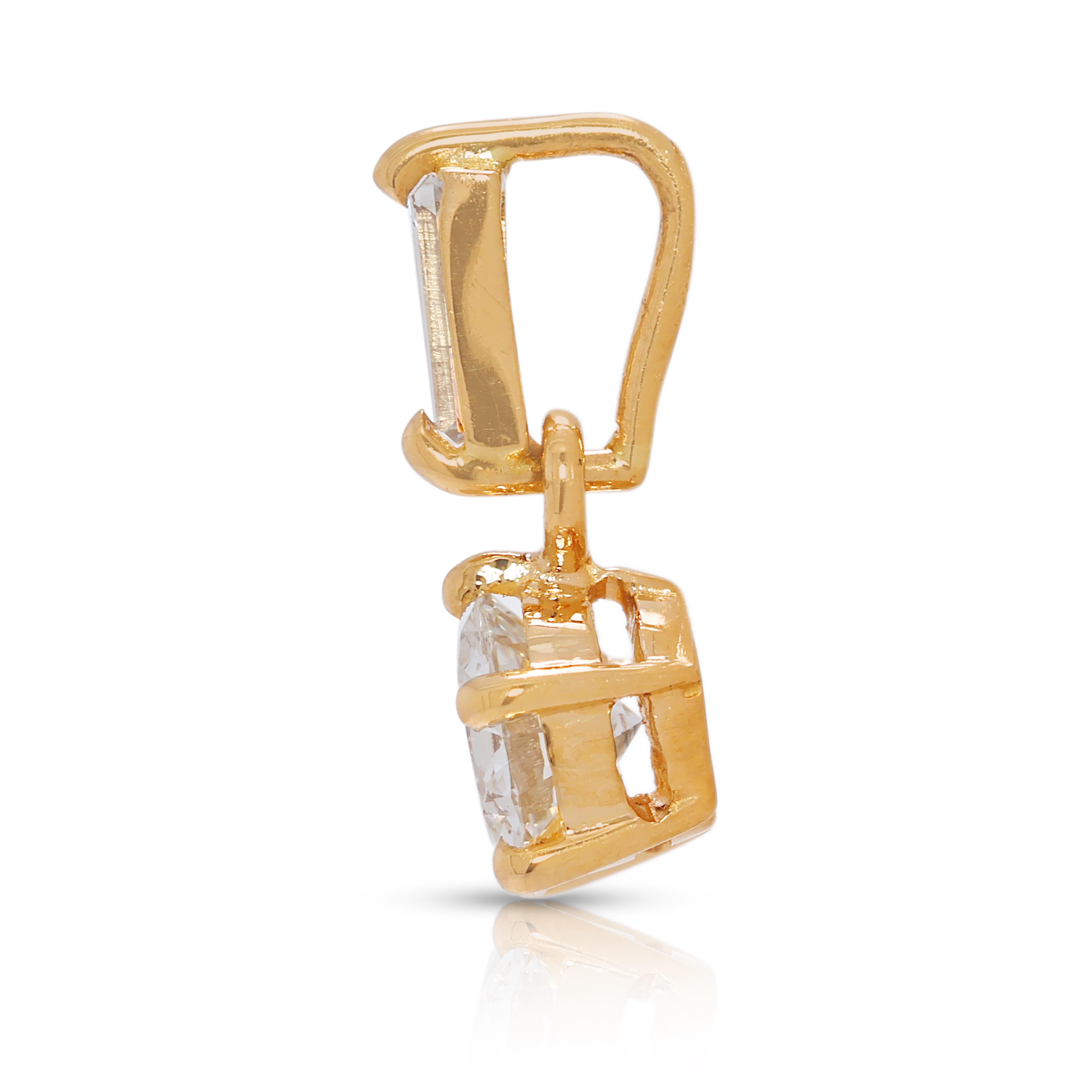 Pendentif classique en or jaune 22K serti d'un diamant naturel de 0,61ct Pour femmes en vente