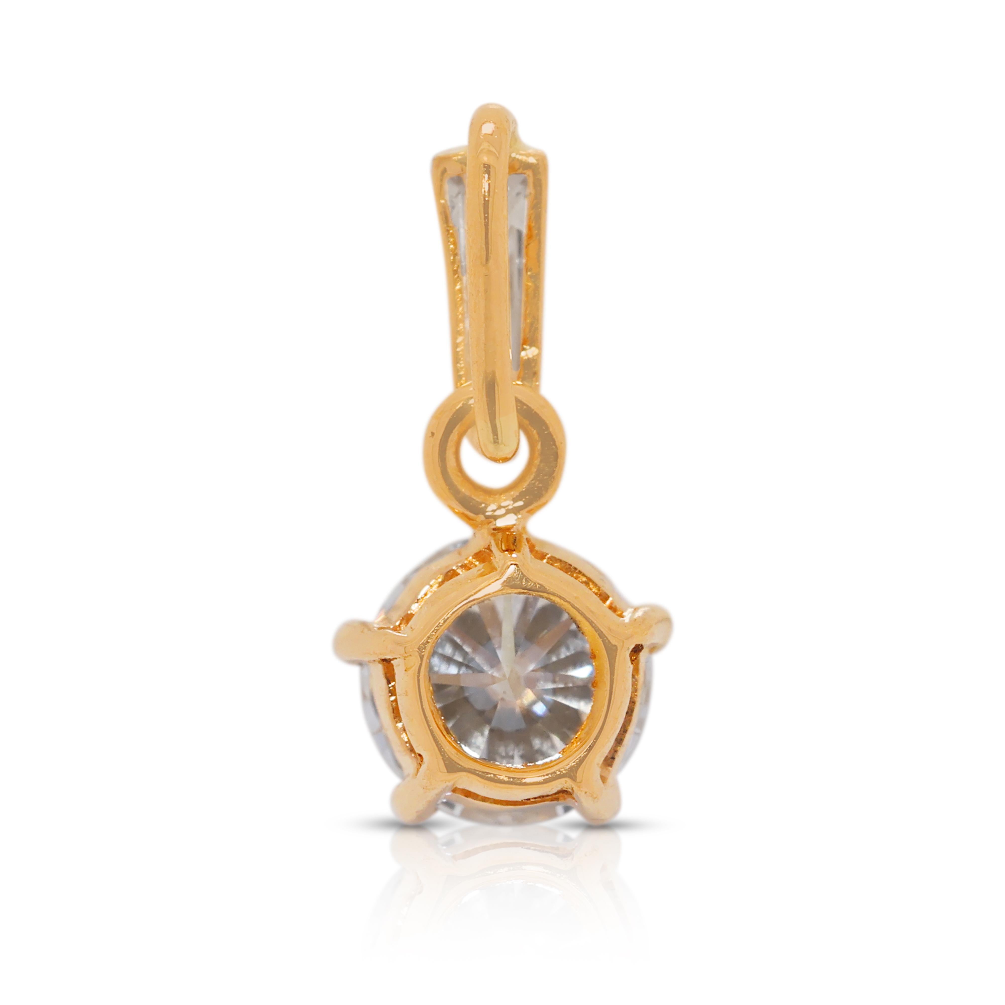Pendentif classique en or jaune 22K serti d'un diamant naturel de 0,61ct en vente 1