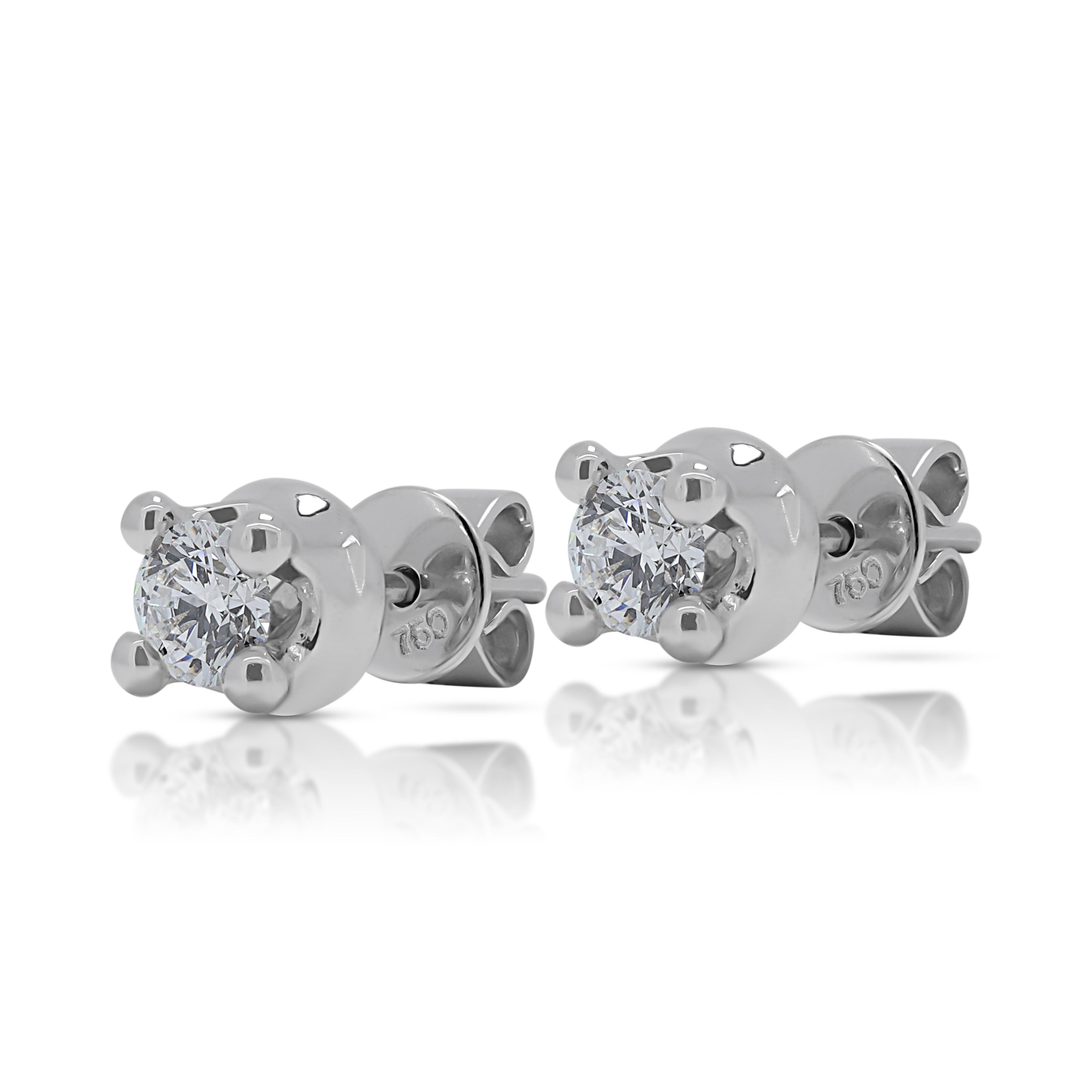Boucles d'oreilles classiques en or blanc 18 carats avec 0,66 ct de diamant Excellent état - En vente à רמת גן, IL