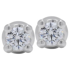 Boucles d'oreilles classiques en or blanc 18 carats avec 0,66 ct de diamant