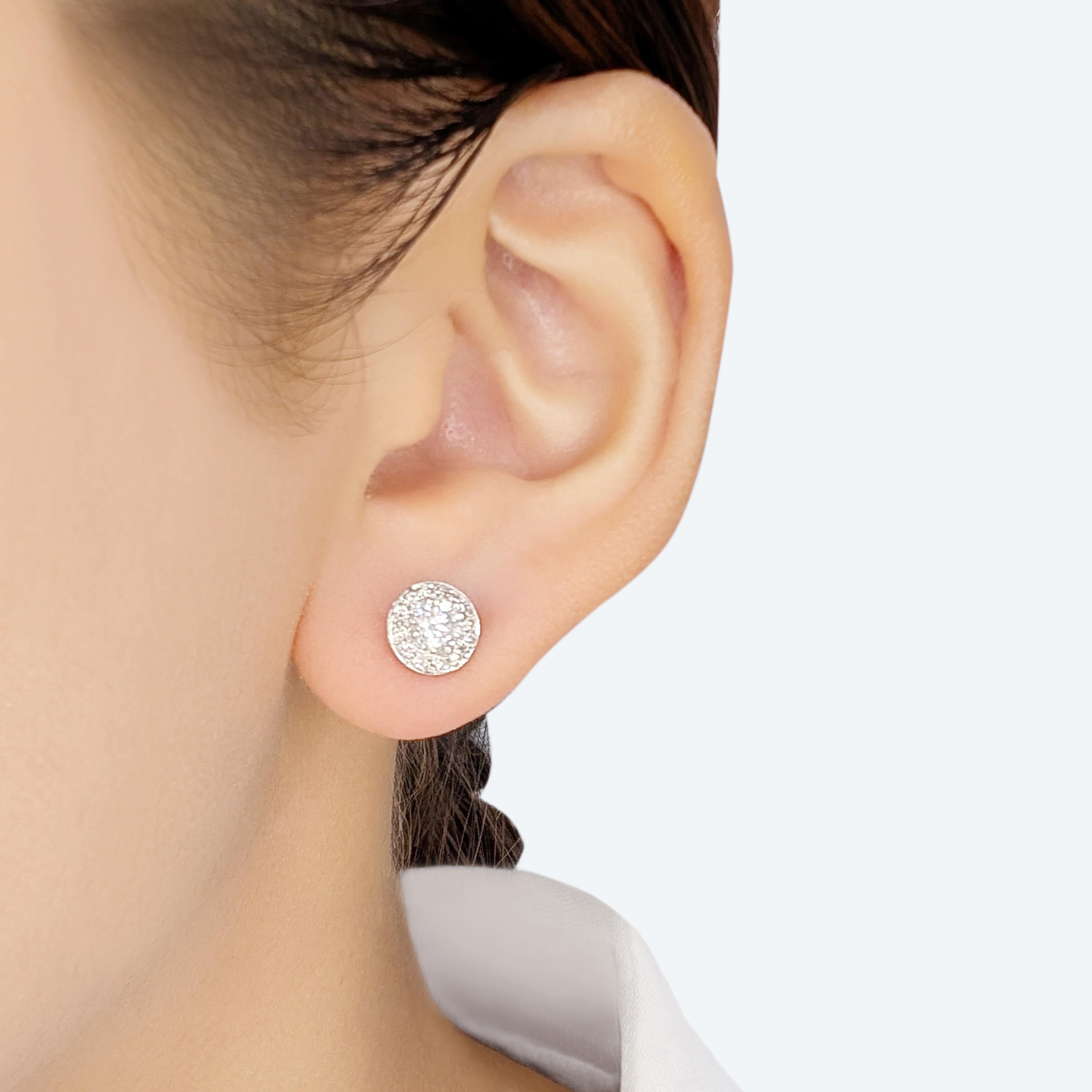 Ces boucles d'oreilles halo, neuves et jamais portées, exsudent la brillance et la sophistication. Réalisées en luxueux or blanc 18 carats, elles sont ornées de deux diamants naturels ronds de taille brillant, d'une valeur totale de 0,4 carat,