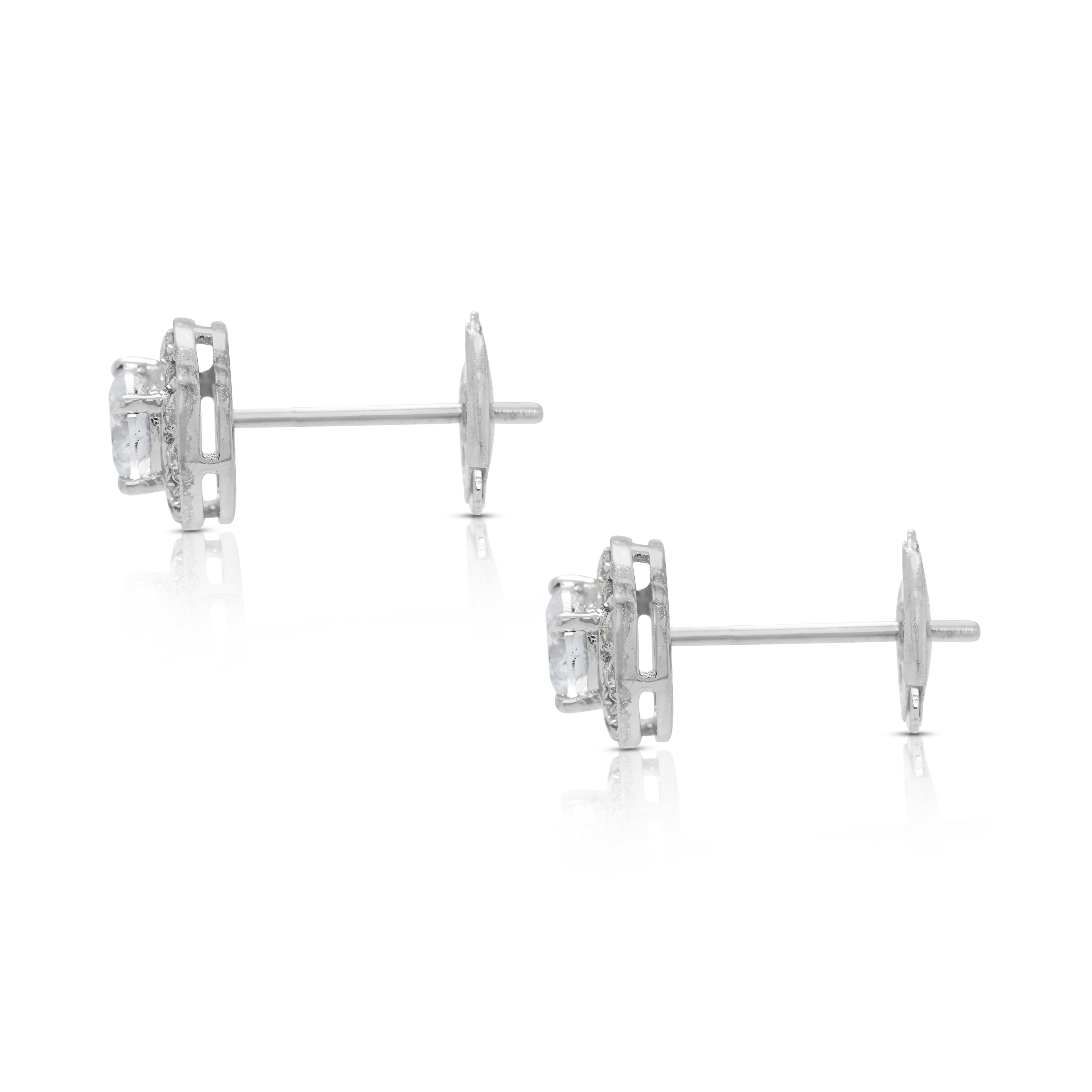 Taille ronde Boucles d'oreilles classiques en or blanc 18 carats, ornées de diamants naturels de 0,66 ct en forme de halo en vente