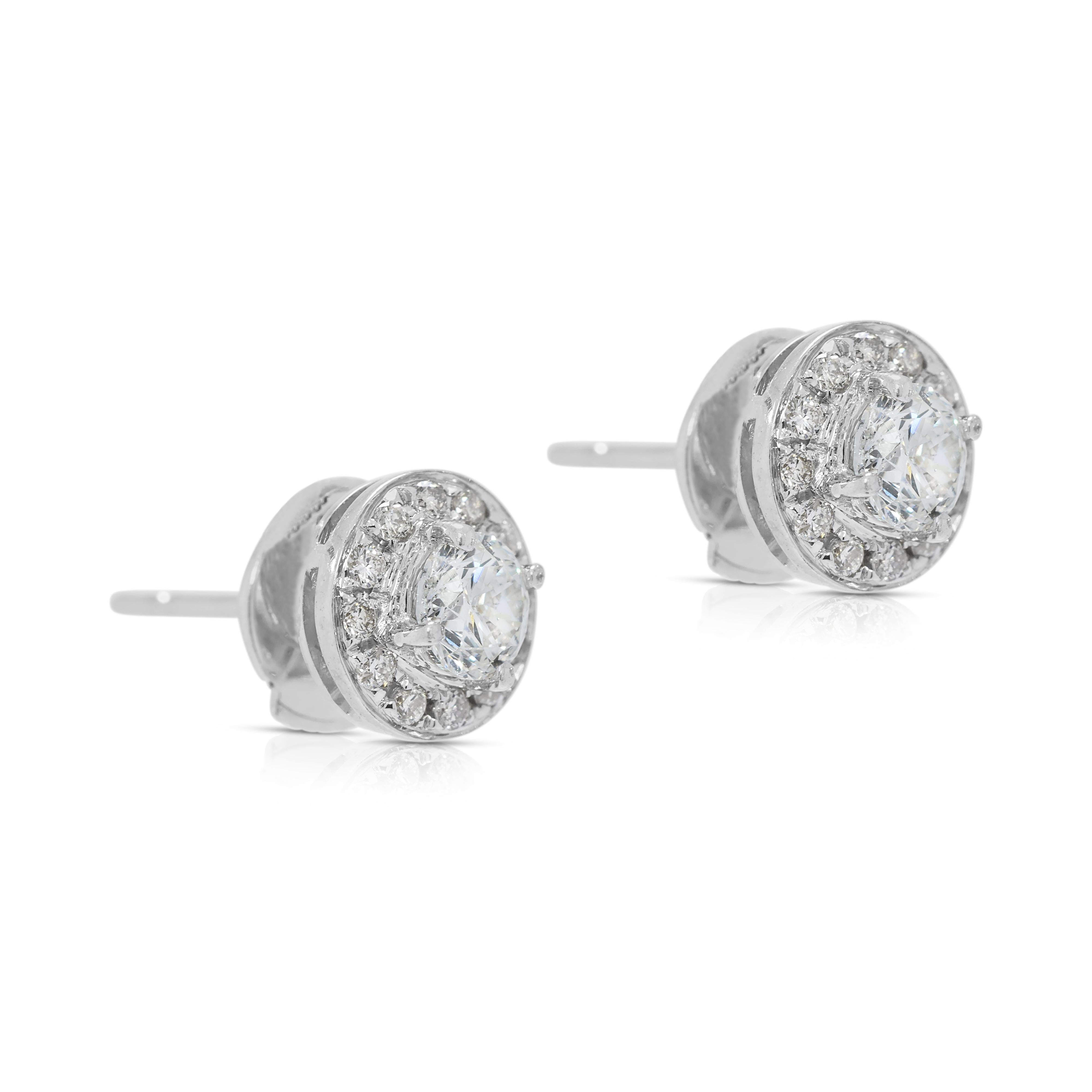 Boucles d'oreilles classiques en or blanc 18 carats, ornées de diamants naturels de 0,66 ct en forme de halo Neuf - En vente à רמת גן, IL