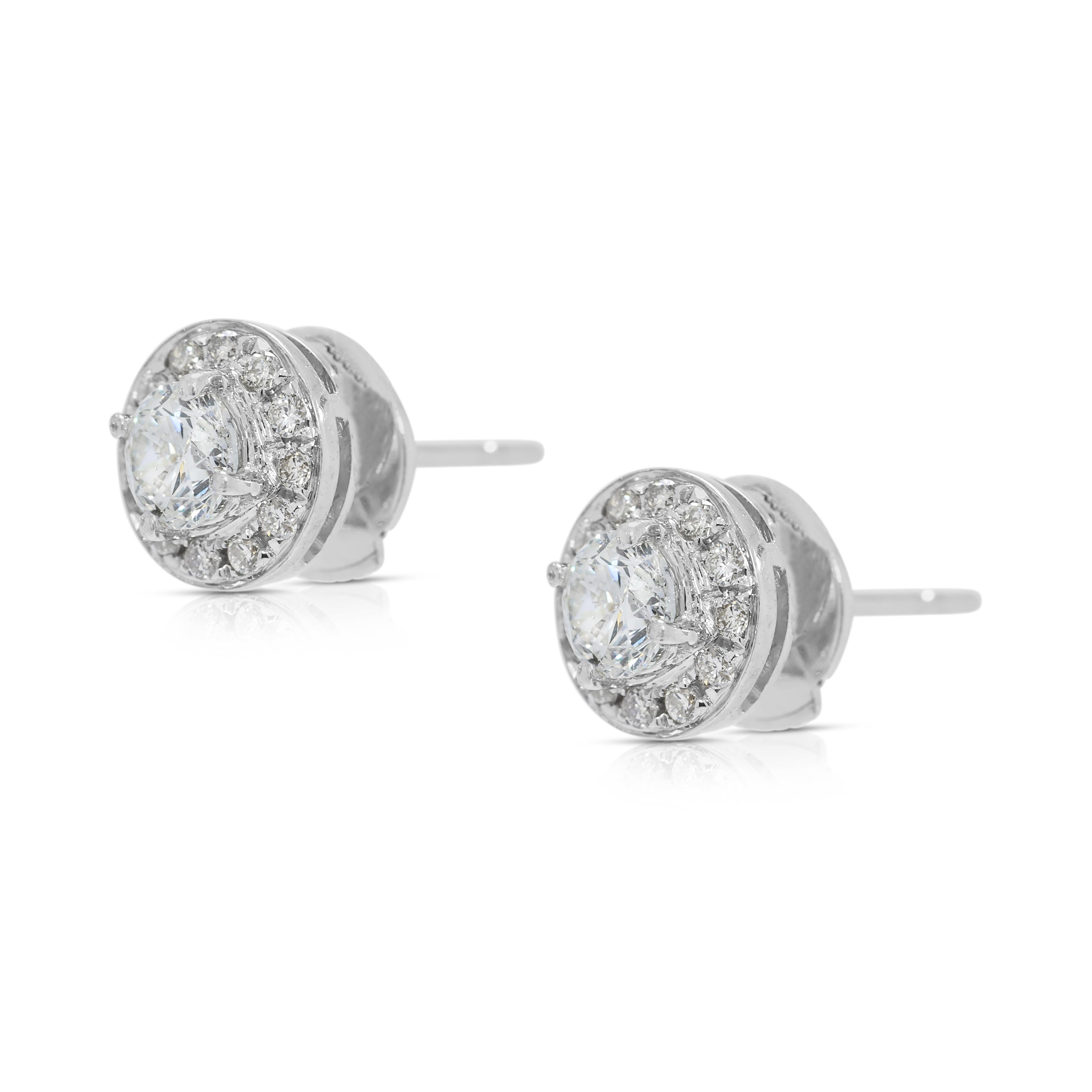 Boucles d'oreilles classiques en or blanc 18 carats, ornées de diamants naturels de 0,66 ct en forme de halo Pour femmes en vente