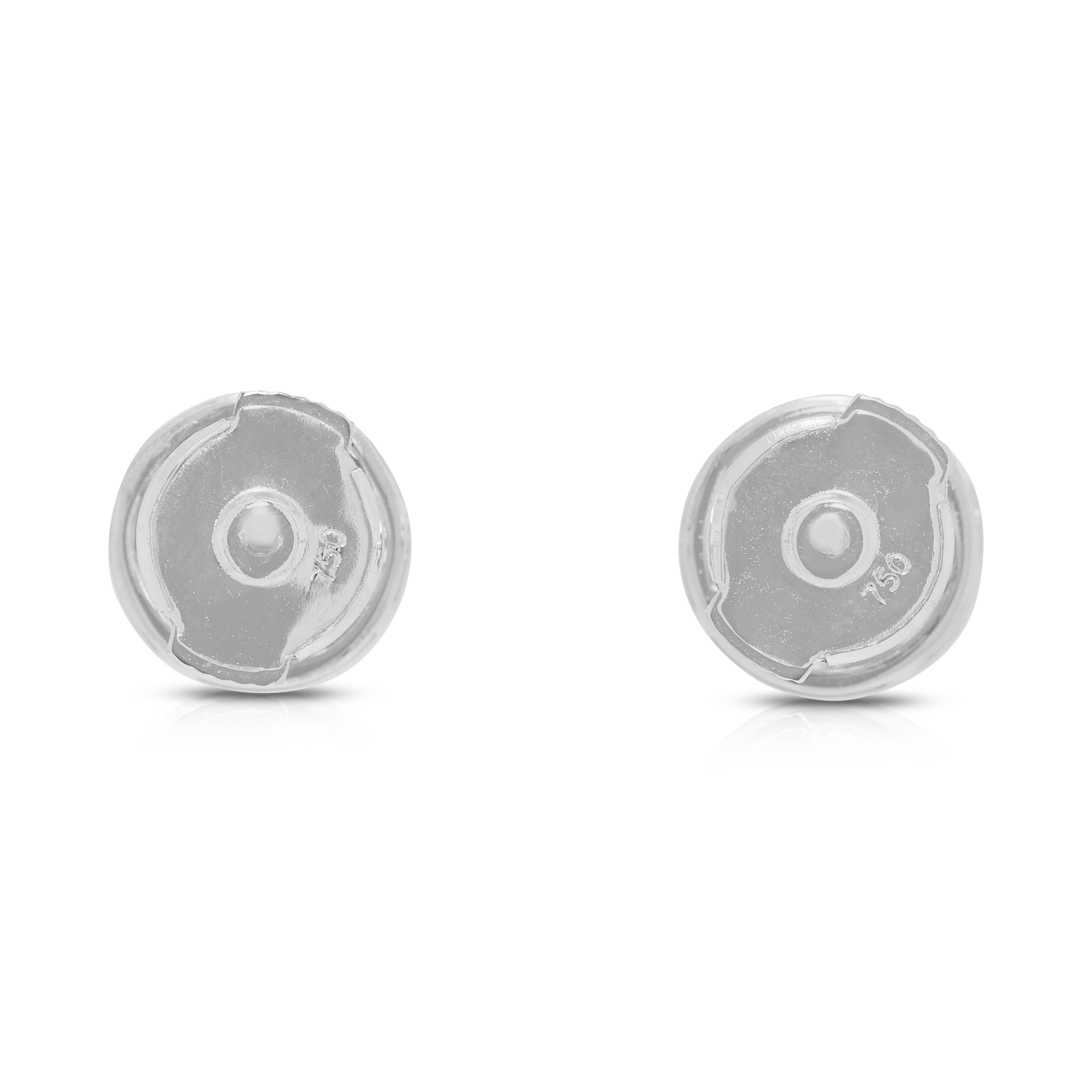 Boucles d'oreilles classiques en or blanc 18 carats, ornées de diamants naturels de 0,66 ct en forme de halo en vente 1