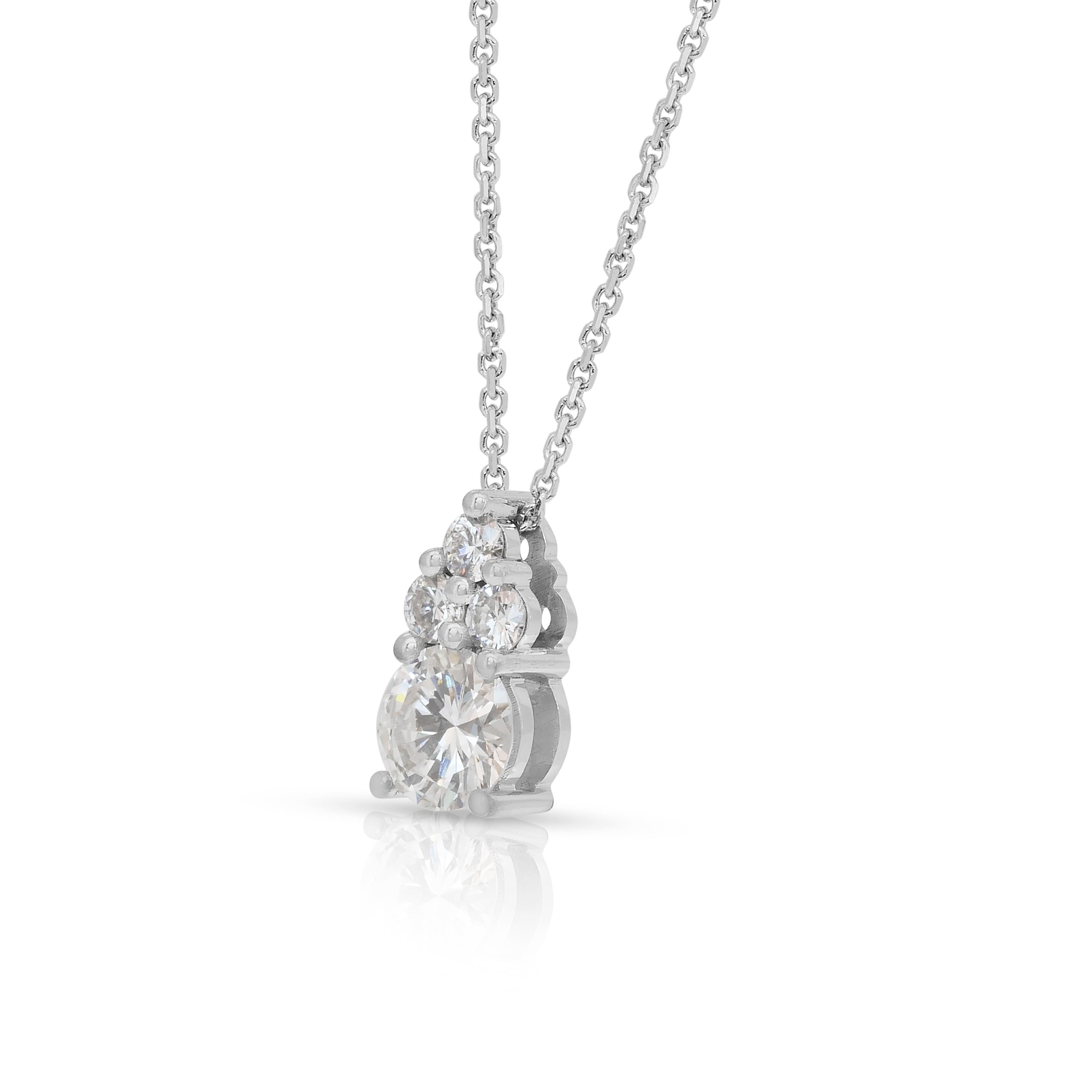 Collier classique de 0,74ct de diamants avec pendentif en or blanc 18k - certifié IGI

Gracieusement raffiné, ce collier en or blanc 18k est orné d'un lumineux diamant de 0,56ct de taille ronde. Eleg par trois diamants ronds brillants d'un total de