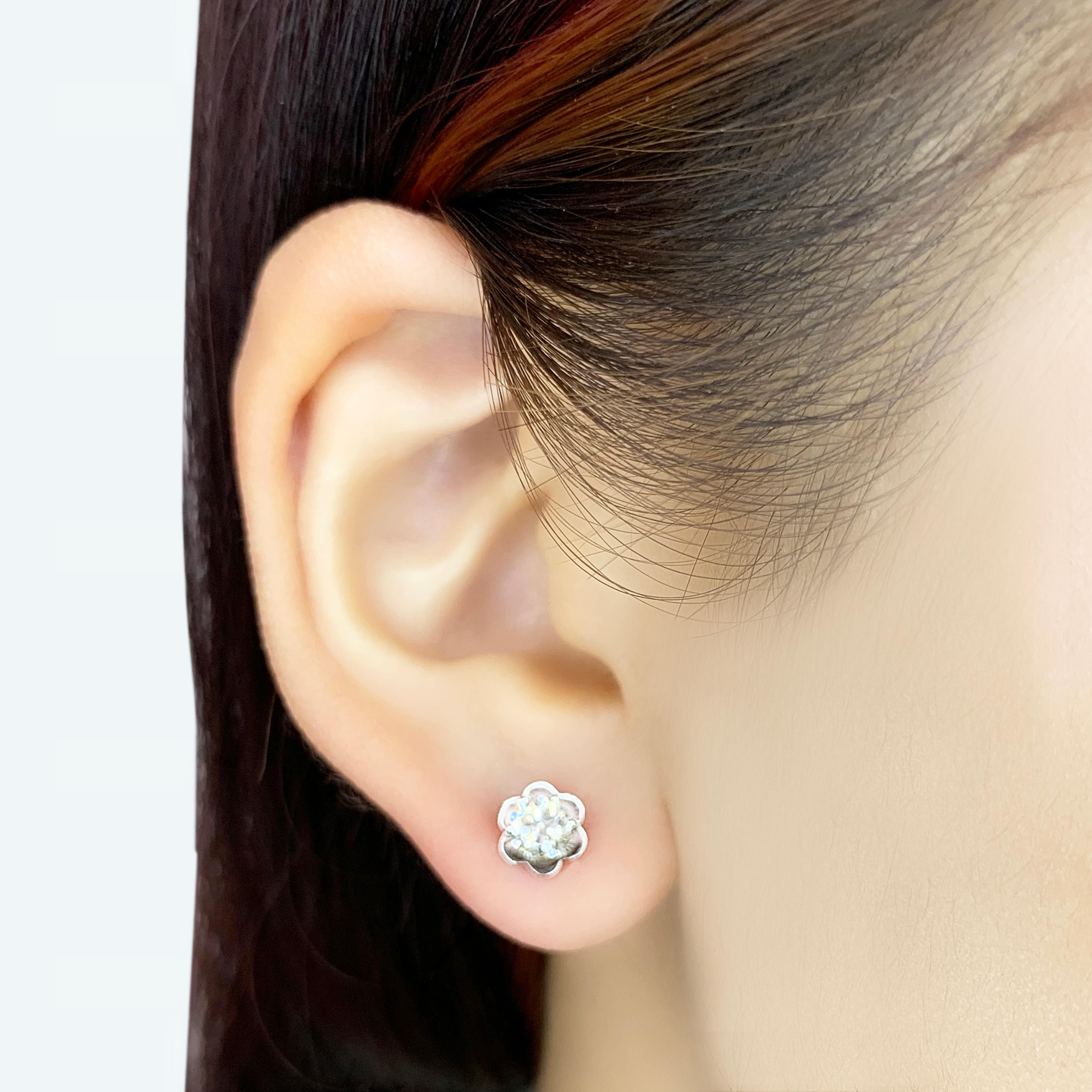 Erhöhen Sie Ihren Stil mit diesen exquisiten Platinohrringen mit zwei natürlichen Diamanten. Die runden, brillanten Steine mit einem Gesamtkaratgewicht von 0,7 ct. bieten einen atemberaubenden Farbgrad von G und einen Reinheitsgrad von VS. Mit einem