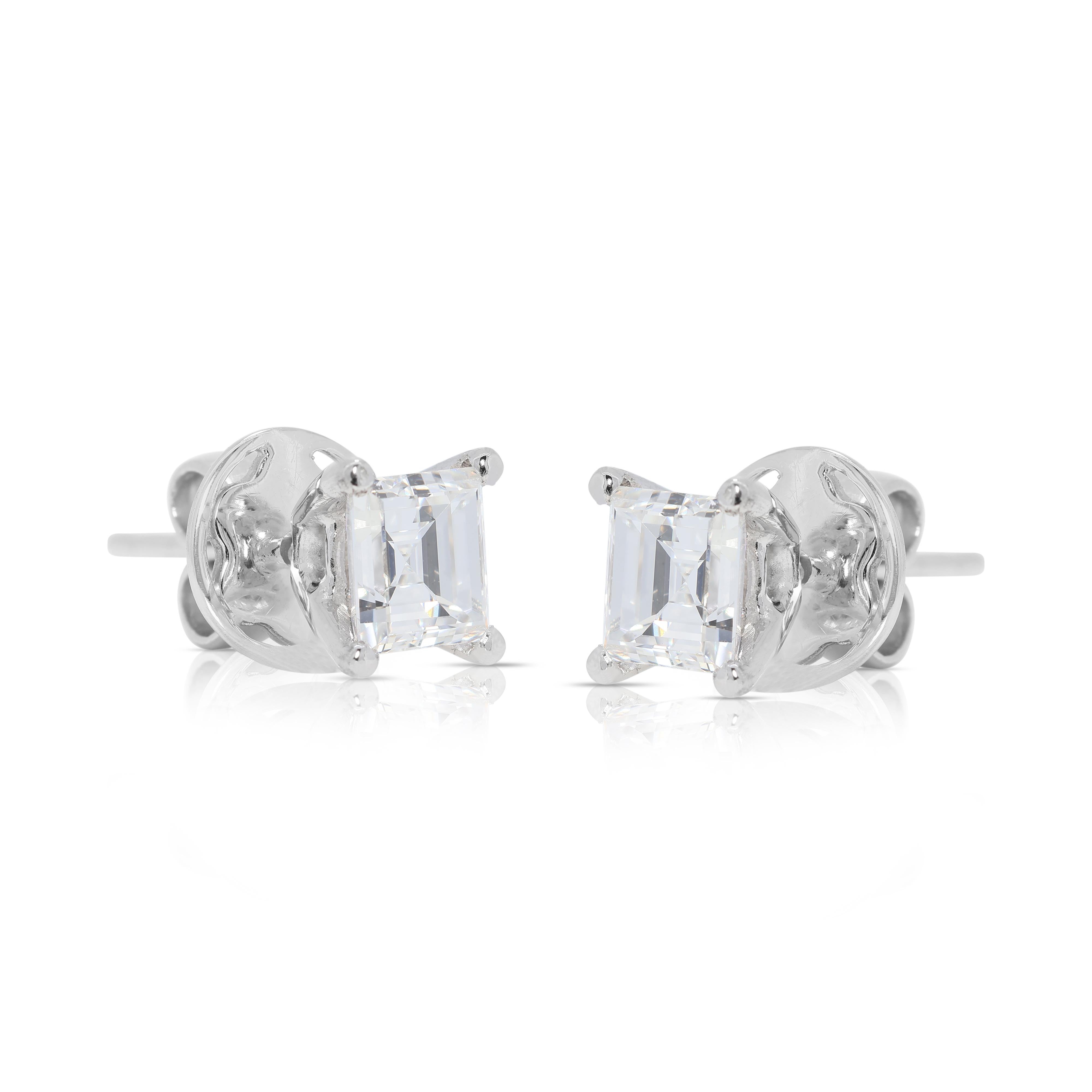 Taille radiant Boucles d'oreilles classiques en or blanc 18 carats et diamant naturel de 1 carat 27 points en vente