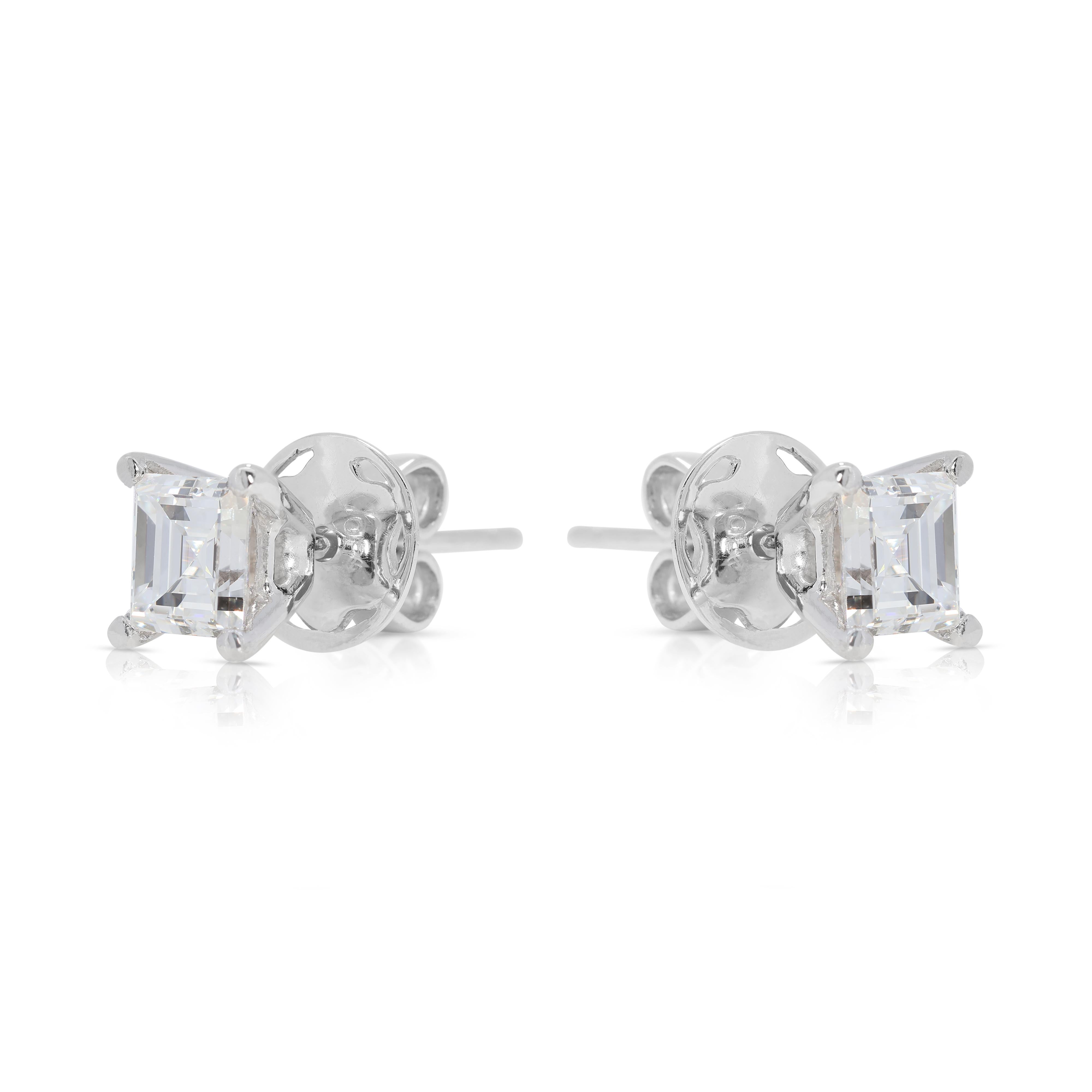 Boucles d'oreilles classiques en or blanc 18 carats et diamant naturel de 1 carat 27 points Excellent état - En vente à רמת גן, IL