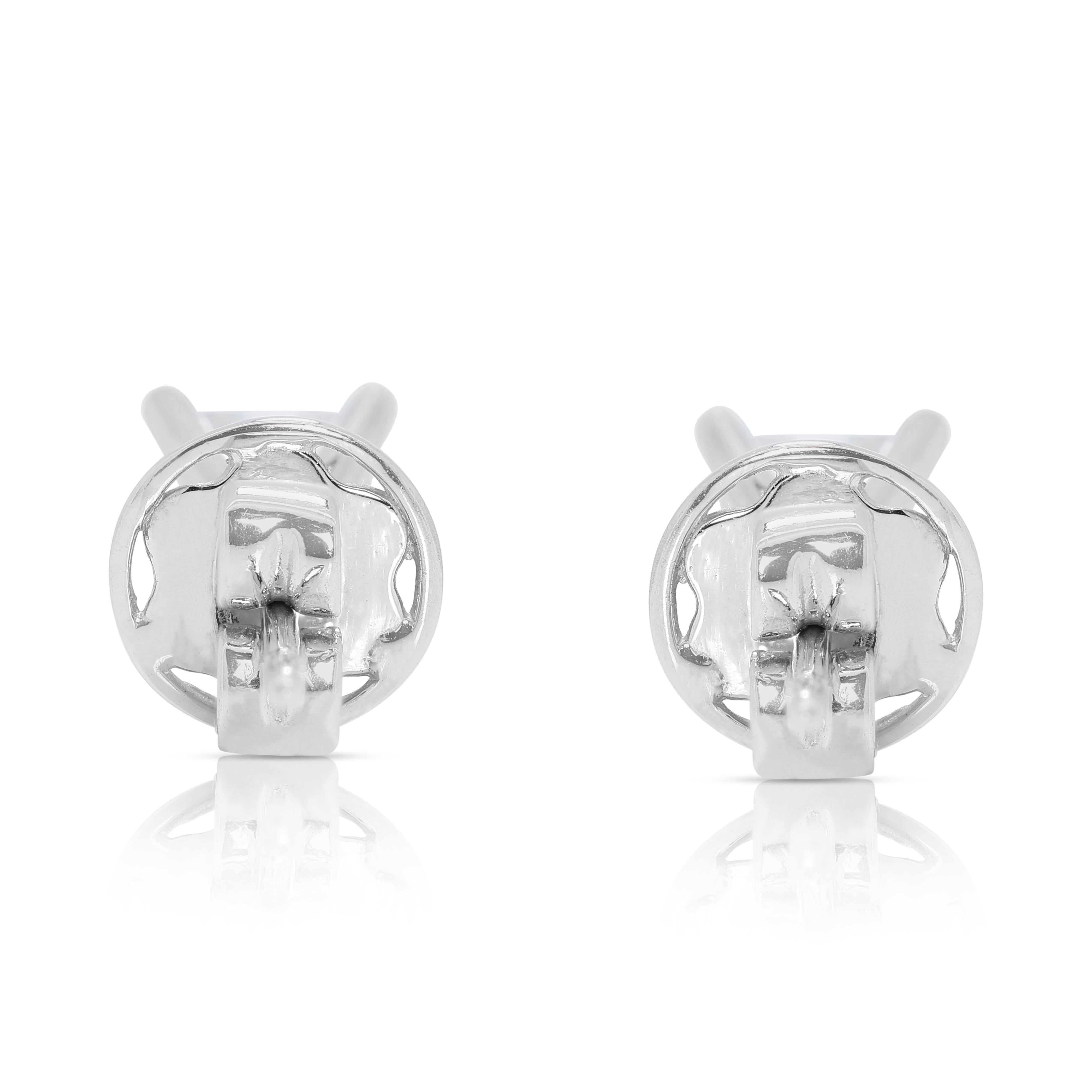 Boucles d'oreilles classiques en or blanc 18 carats et diamant naturel de 1 carat 27 points en vente 1
