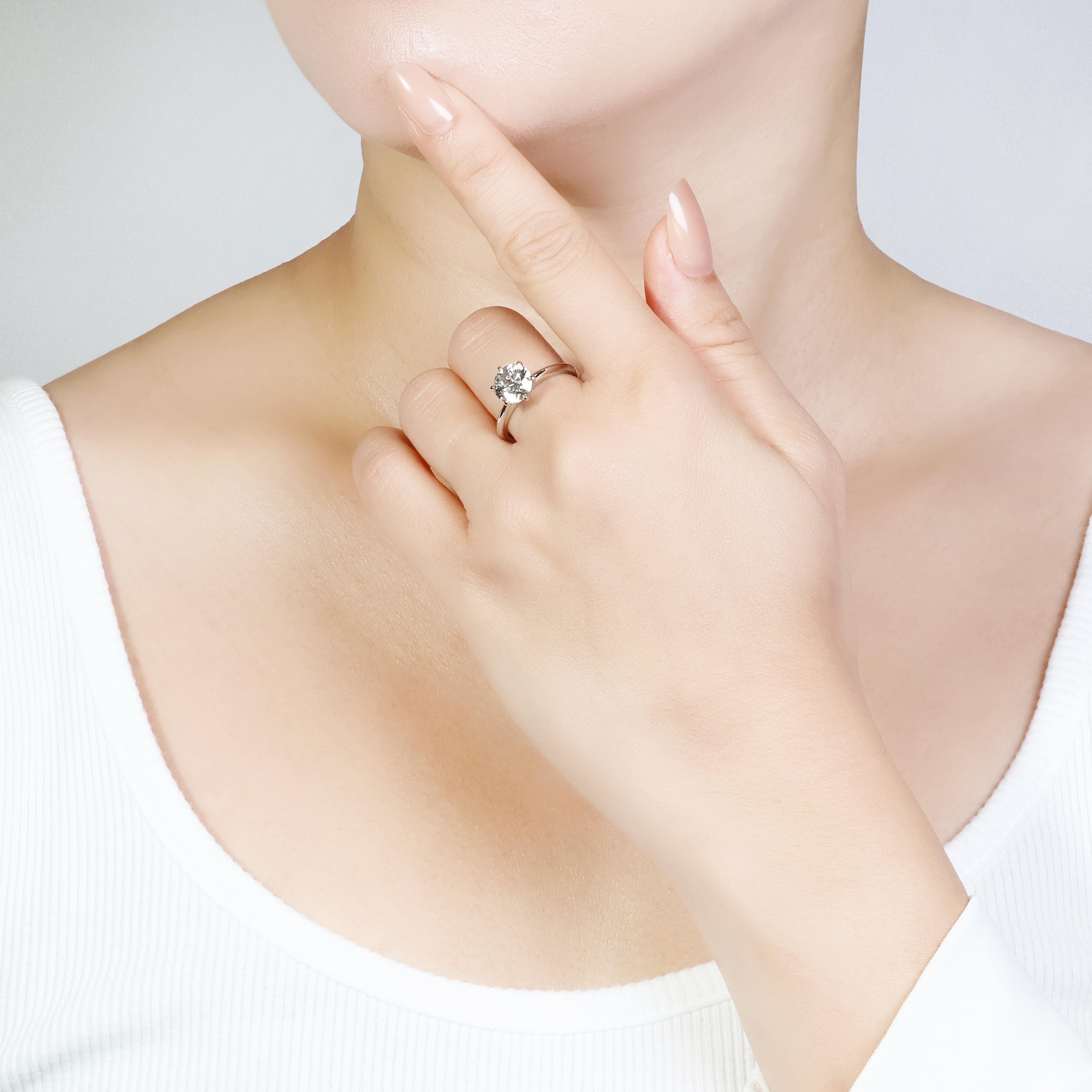 This exquisite platinum ring showcases a stunning 1.82-carat round brilliant diamond, boasting an M color and SI clarity. The ring weighs 5.13 grams and is sized 52/13. Accompanied by a GIA certificate (number 2121985520), this ring offers assurance