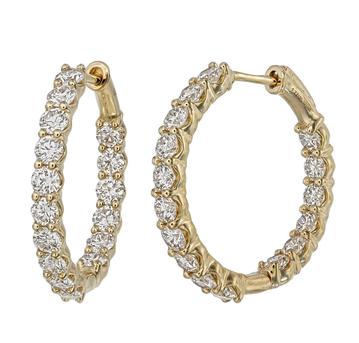 Diese zeitlosen und eleganten Diamantohrringe sind mit sorgfältig aufeinander abgestimmten runden Brillanten in 10-Zeiger-Position von insgesamt 3,20 Karat besetzt. Jeder einzelne Diamant aus glänzendem 18-karätigem Gold wird von Hand gefasst, um