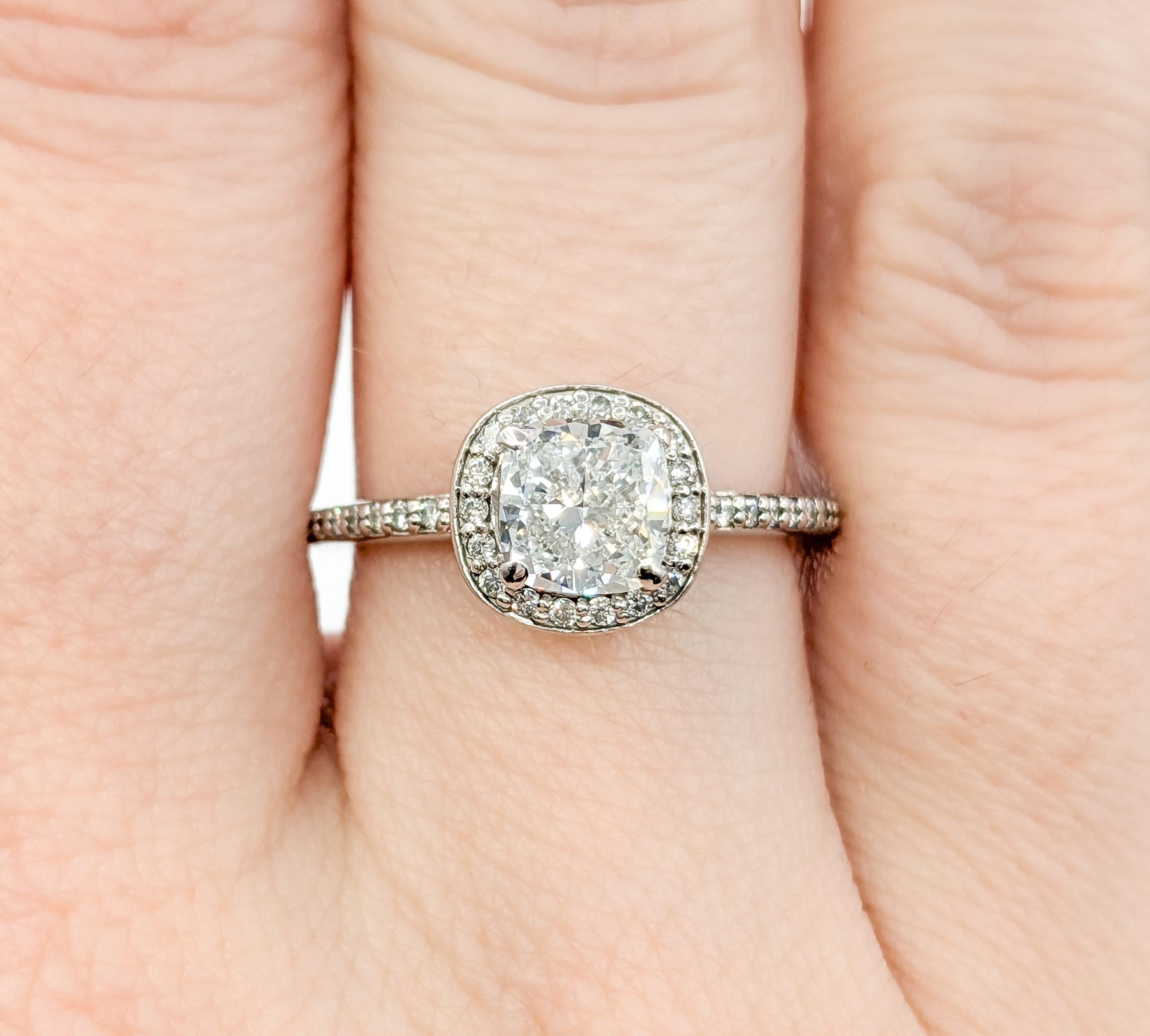 Classic 1.00ct Cushion Cut Diamond Halo Engagement Ring in White Gold In Excellent Condition For Sale In Bloomington, MN