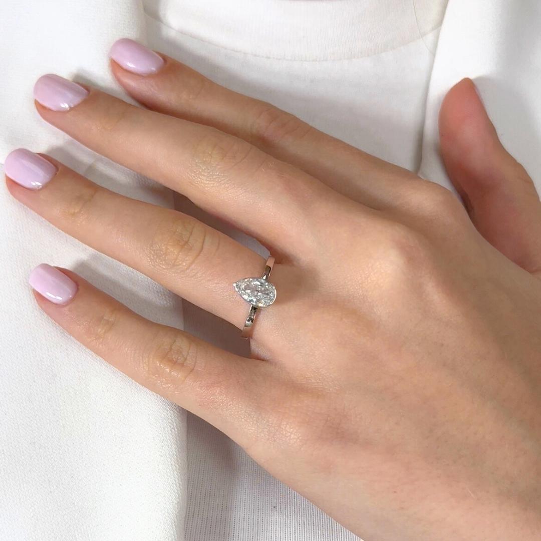 Classic 1.01ct Diamond Solitaire Ring in 18k White Gold - IGI Certified

This 18k white gold solitaire ring features a stunning 1.01ct pear-shaped diamond that exudes refined brilliance. Its graceful teardrop silhouette makes it a romantic choice,