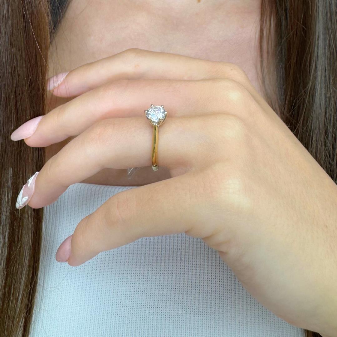 Bague solitaire classique en or blanc et jaune 18k avec 1,01ct de diamant - certifié IGI en vente 5