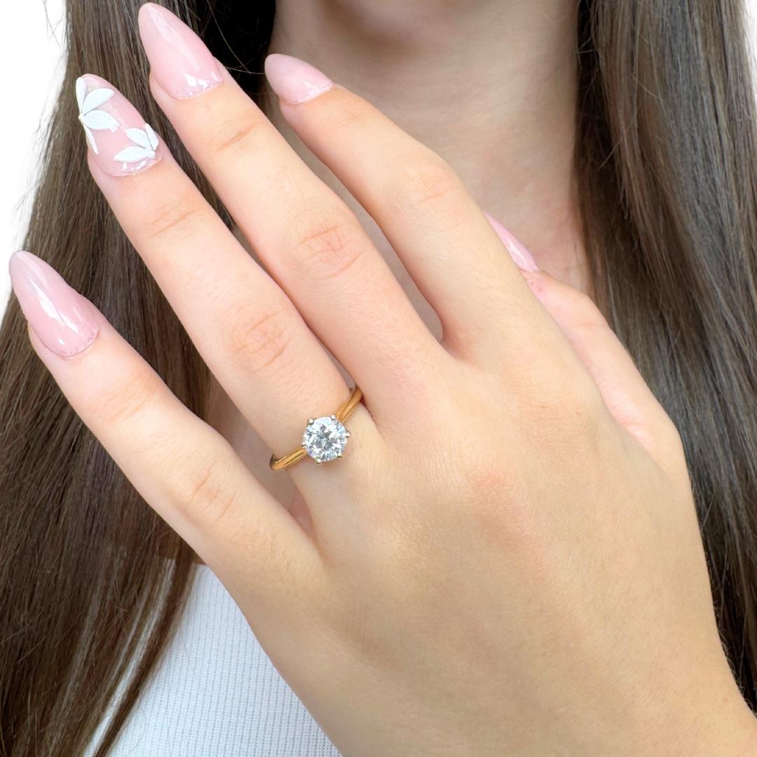 Bague solitaire classique en or blanc et jaune 18k avec 1,01ct de diamant - certifié IGI

Un classique intemporel avec une touche de modernité, cette bague solitaire associe la chaleur de l'or jaune 18 carats à l'élégance élégante de l'or blanc. En
