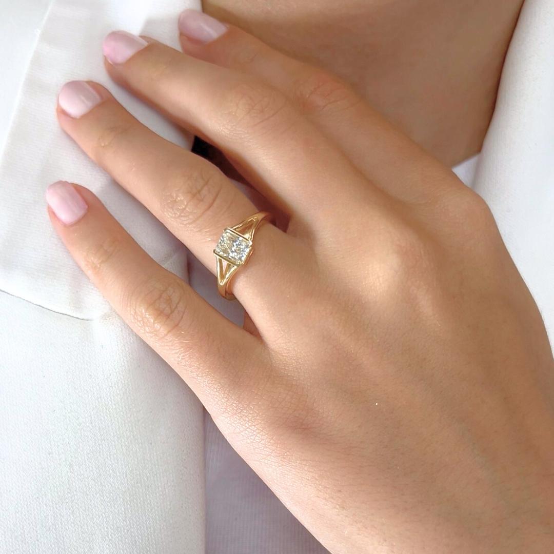 Klassischer 1,01ct Diamant Solitär Ring in 18k Gelbgold - IGI zertifiziert

Dieser schlichte und zeitlose Solitärring aus 18 Karat Gelbgold besticht durch einen Diamanten im Strahlenschliff von 1,01 Karat, der klassische Eleganz und moderne Brillanz