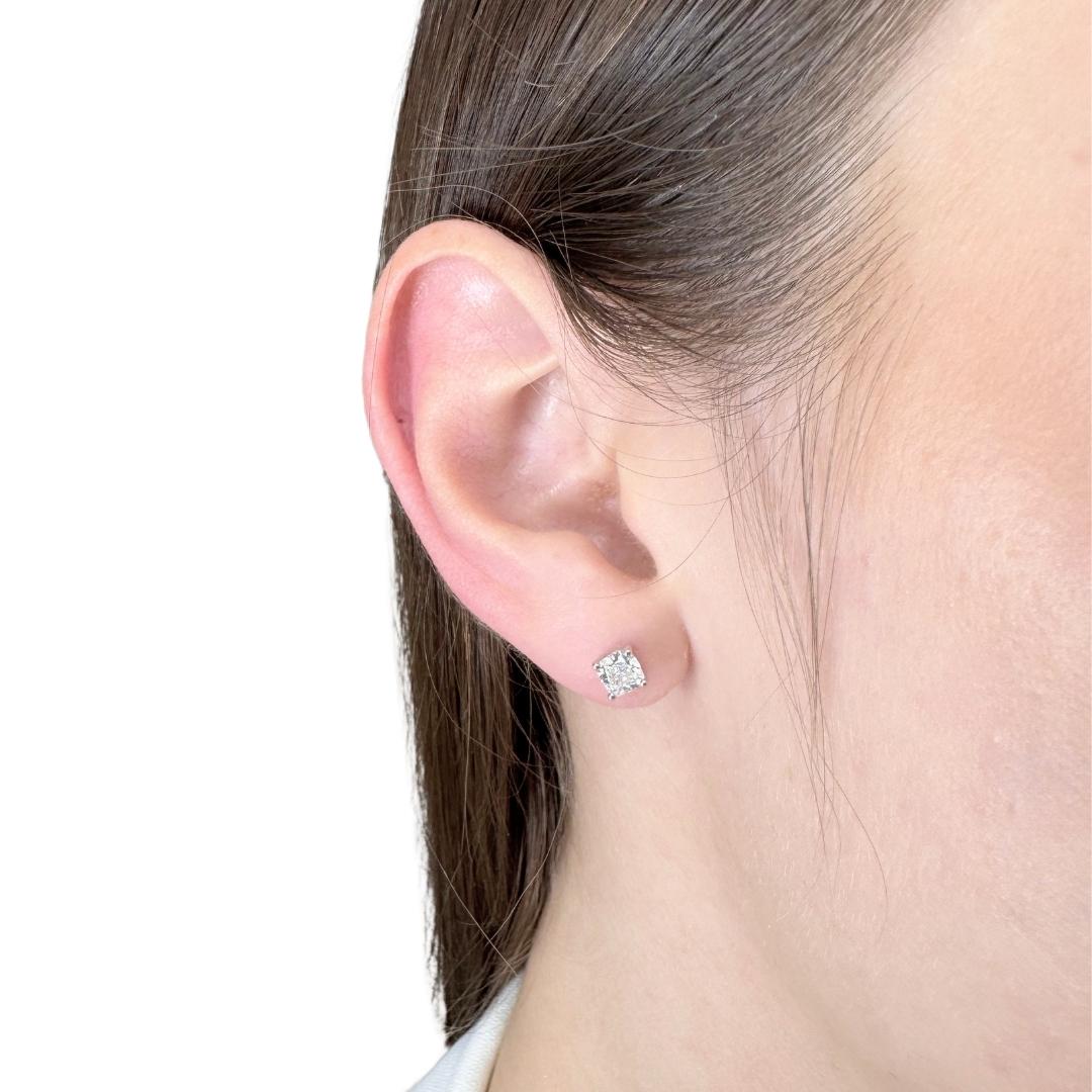 Boucles d'oreilles classiques en or blanc 18 carats avec 1,02 ct de diamants - certifiées GIA

Le luxe discret prend forme dans ces superbes boucles d'oreilles en or blanc 18 carats, chacune sertie d'un diamant taille coussin magnifiquement assorti