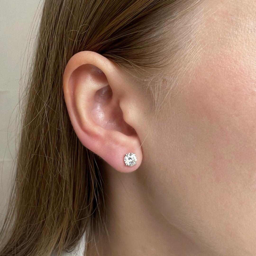 Classic 1.03ct Triple Excellent Ideal Cut Diamonds Stud Earrings in 18k White Gold  - IGI Certified

Elevate your style with these stunning 18k white gold stud earrings, featuring two round diamonds totaling 1.03 carats. Each diamond is a