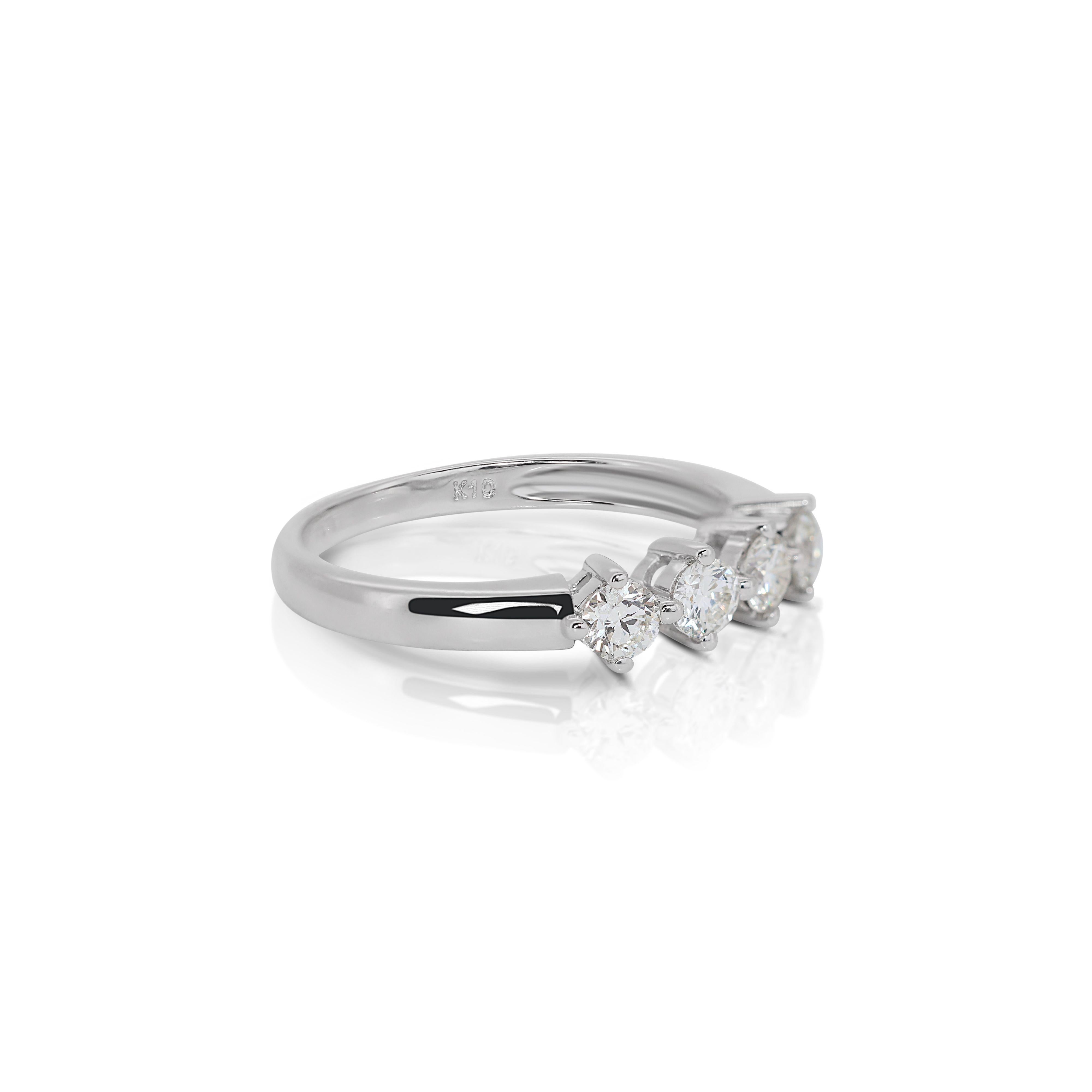 Nos bijoux en or blanc 10 carats sertis de diamants sont une véritable incarnation de l'élégance et de la sophistication intemporelles. Fabriqué avec précision et passion, ce chef-d'œuvre présente la fusion parfaite de l'or blanc et des diamants