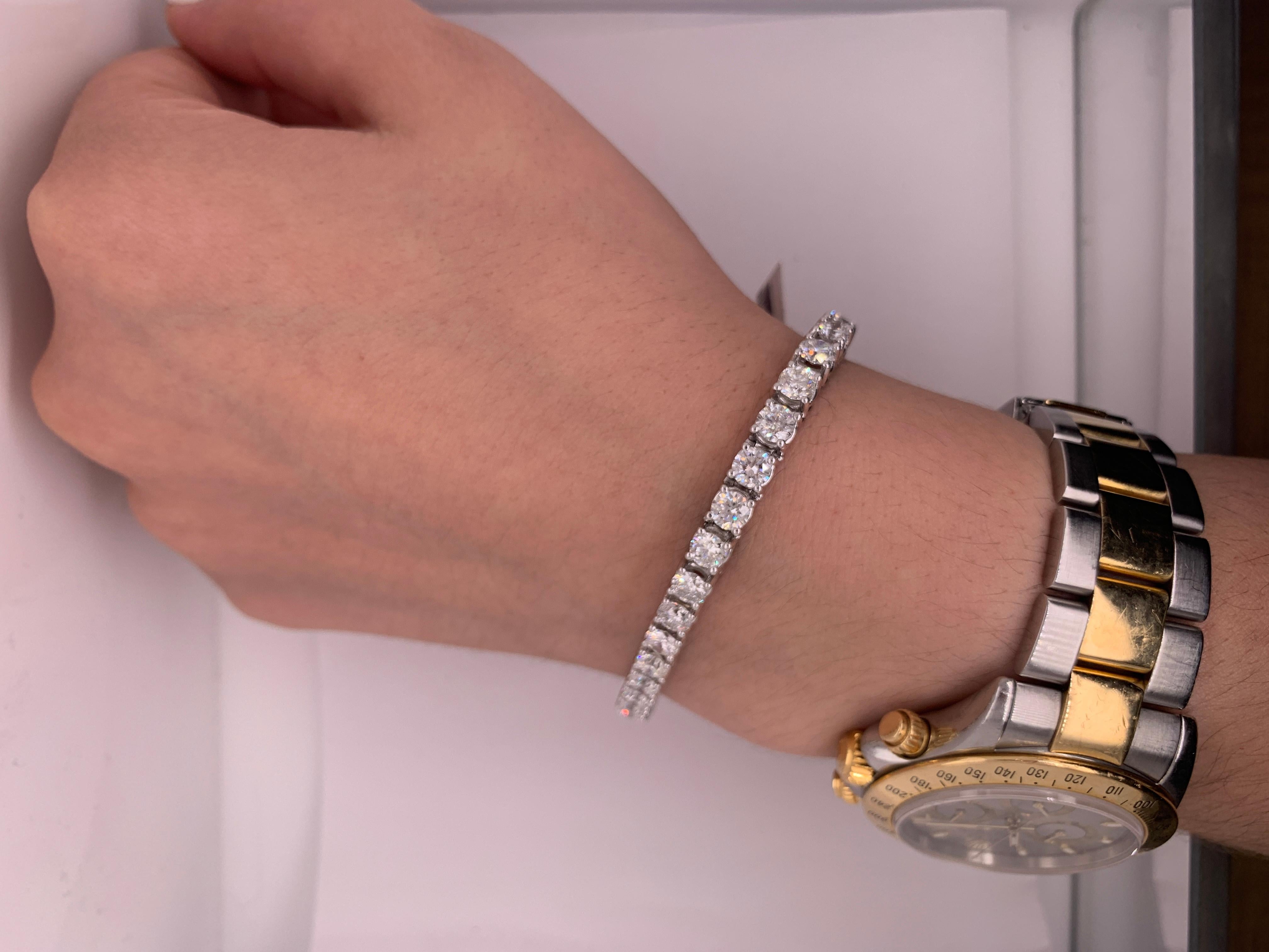 Bracciale tennis classico a quattro punte con diamanti rotondi taglio brillante 

Composizione:

oro bianco 18 carati
12,25 ct di diamanti
Lunghezza: 7