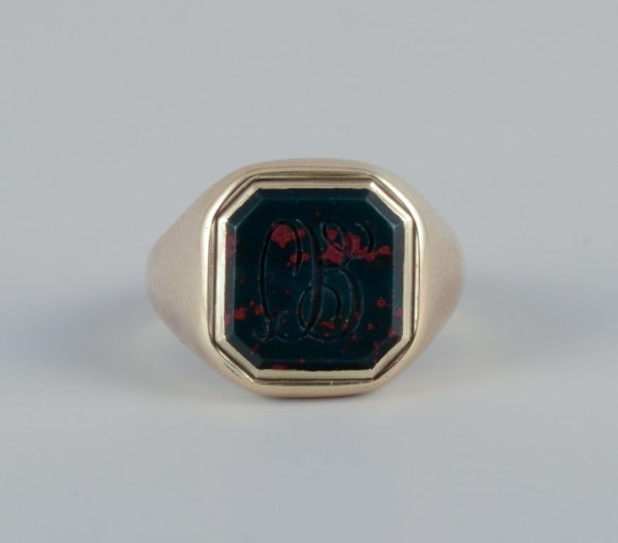 Classic 14 karat gold ring. Rhodonit with monogram. Mid-20th C. In Excellent Condition For Sale In bronshoj, DK