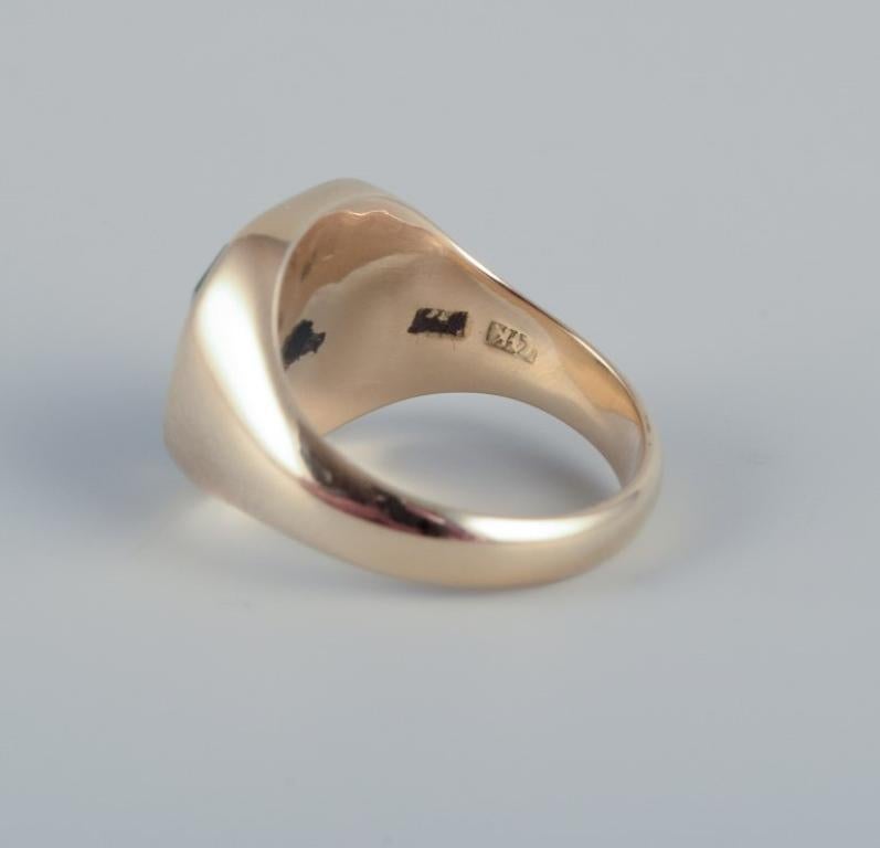 Classic 14 karat gold ring. Rhodonit with monogram. Mid-20th C. 1