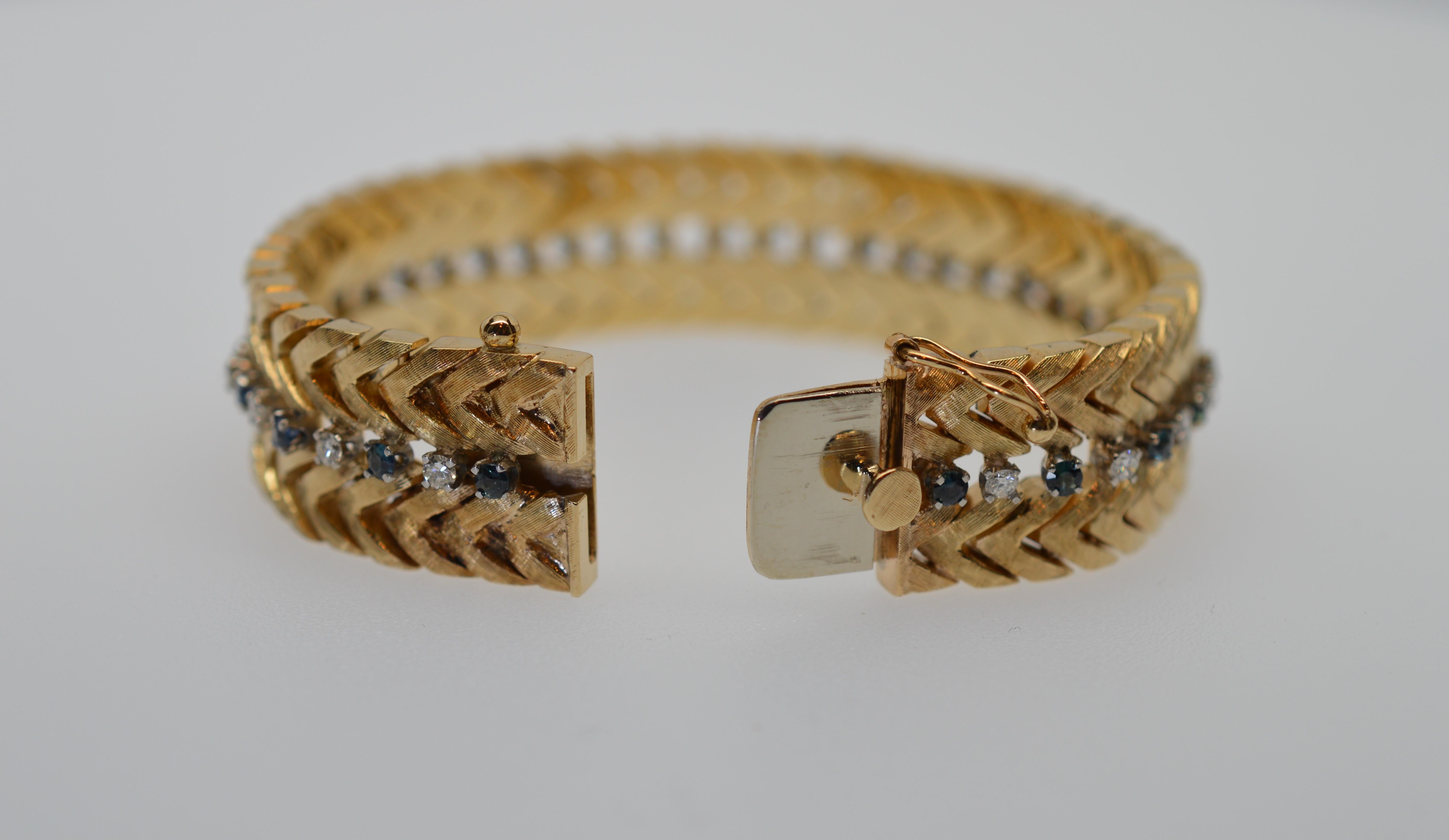 Round Cut Satin 14K Yellow Gold White Diamond, Blue Sapphire Herringbone Link Bracelet For Sale