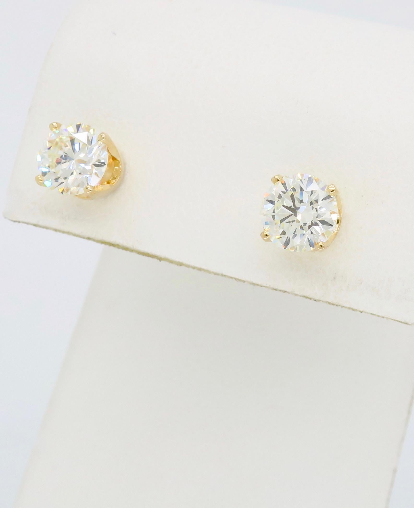 Classic 1.40 Carat Diamond Stud Earrings In New Condition In Webster, NY