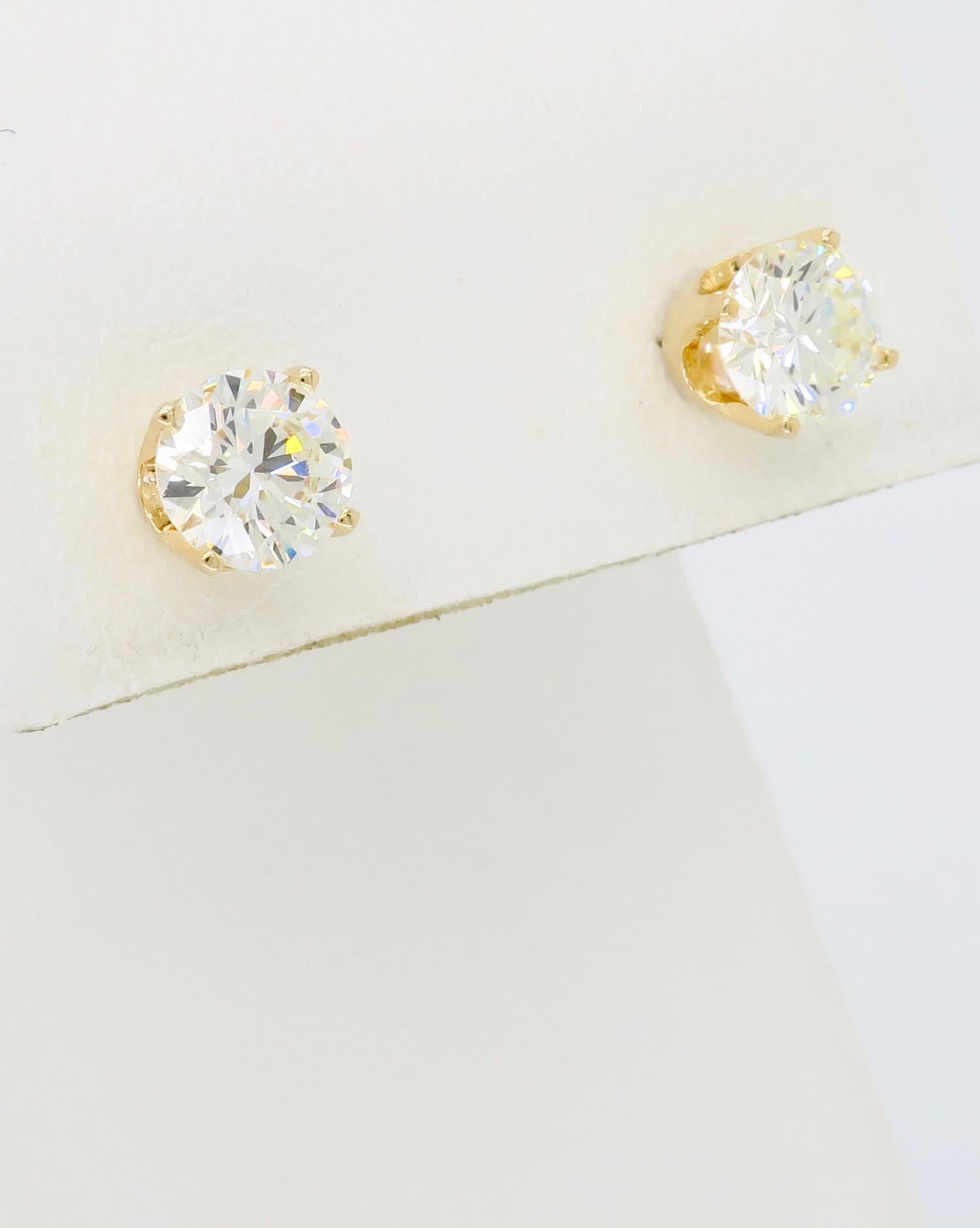 Women's or Men's Classic 1.40 Carat Diamond Stud Earrings