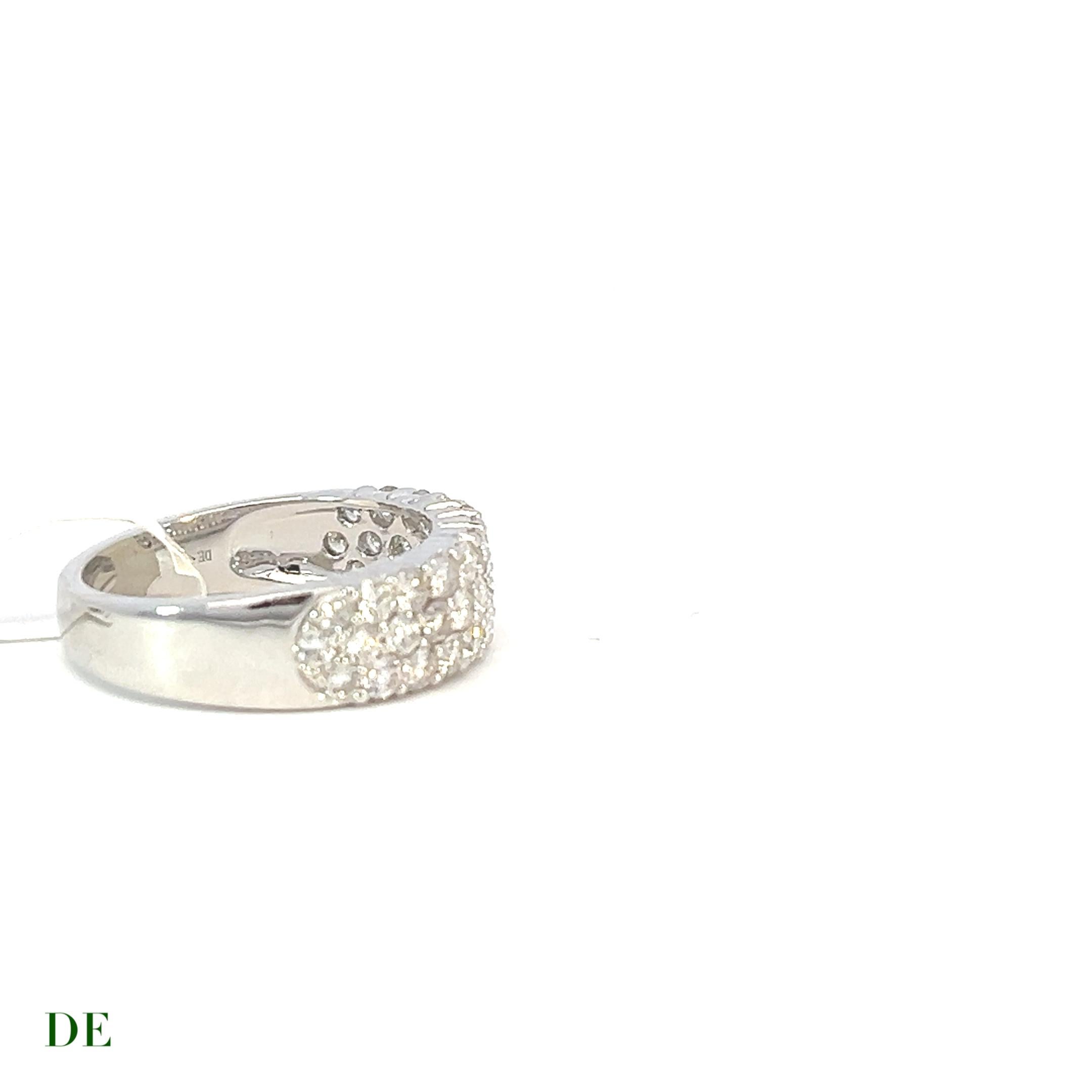 Classic 14k Gold 1,396 Karat Elegantes Cluster Diamantband Ring

Der Classic 14k Gold 1.396 Carat Elegant Cluster Diamond Band Ring besticht durch seine Eleganz und zeitlose Schönheit. Dieses exquisite Schmuckstück zeigt eine atemberaubende
