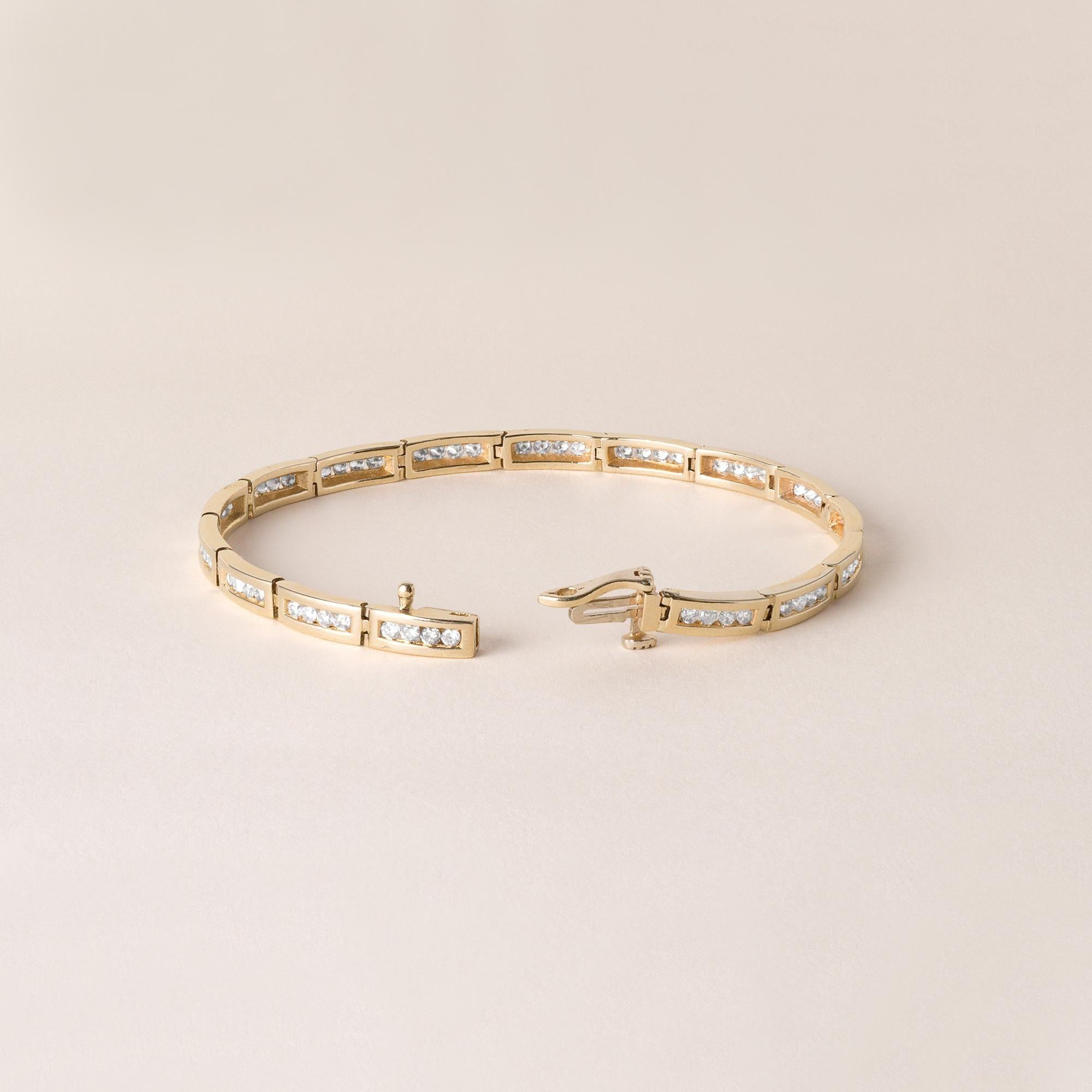 Preciosa pulsera de tenis con diamantes de 2 quilates en oro amarillo de 14 quilates
Esta es una hermosa y clásica pulsera de tenis con ~ 2 quilates de diamantes brillantes redondos, engastados en oro amarillo macizo de 14 quilates. Los diamantes