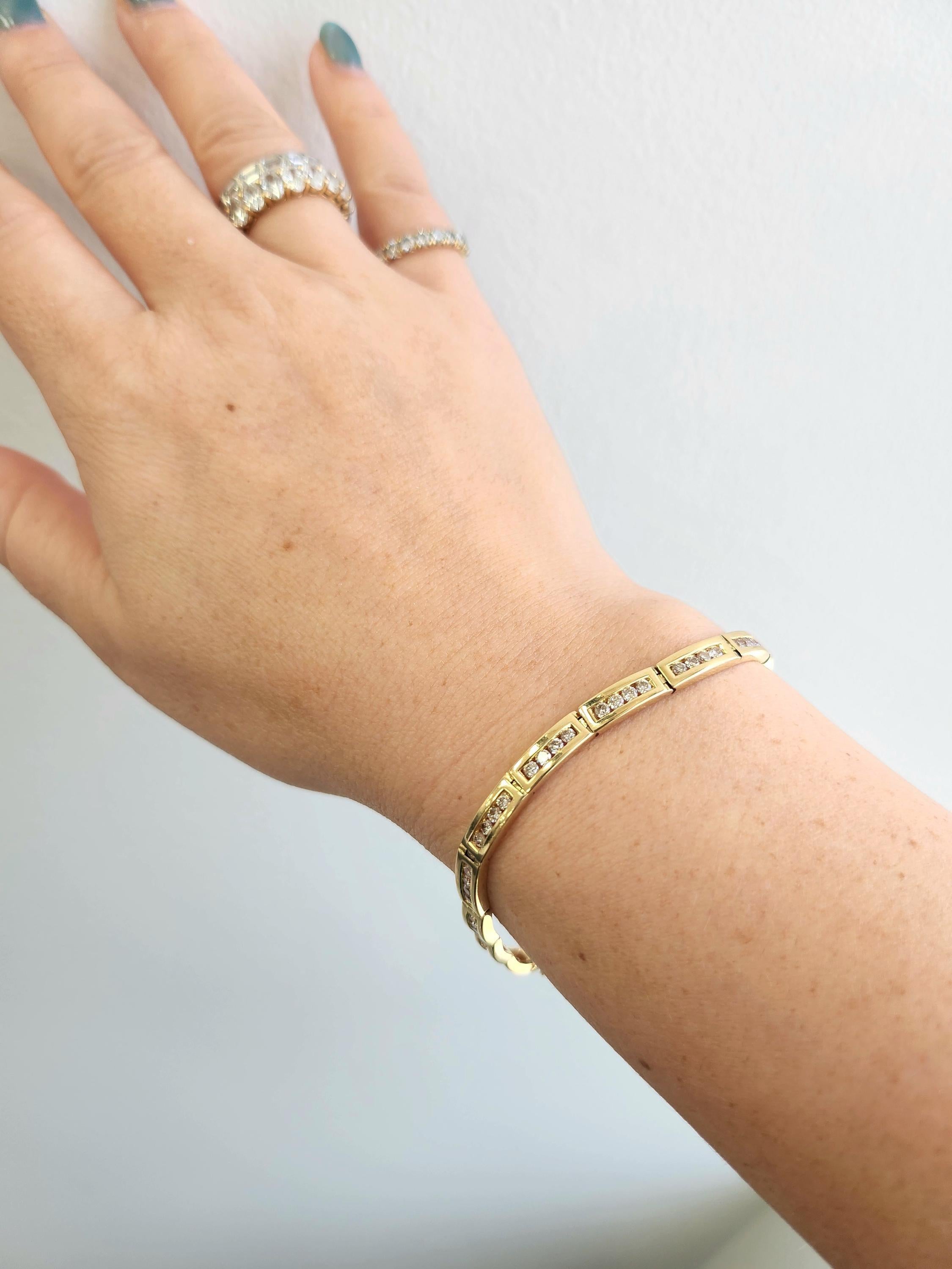 Pulsera de tenis clásica de oro de 14 quilates con canal de diamantes de 2 quilates, tamaño 7,25 pulgadas Moderno en venta