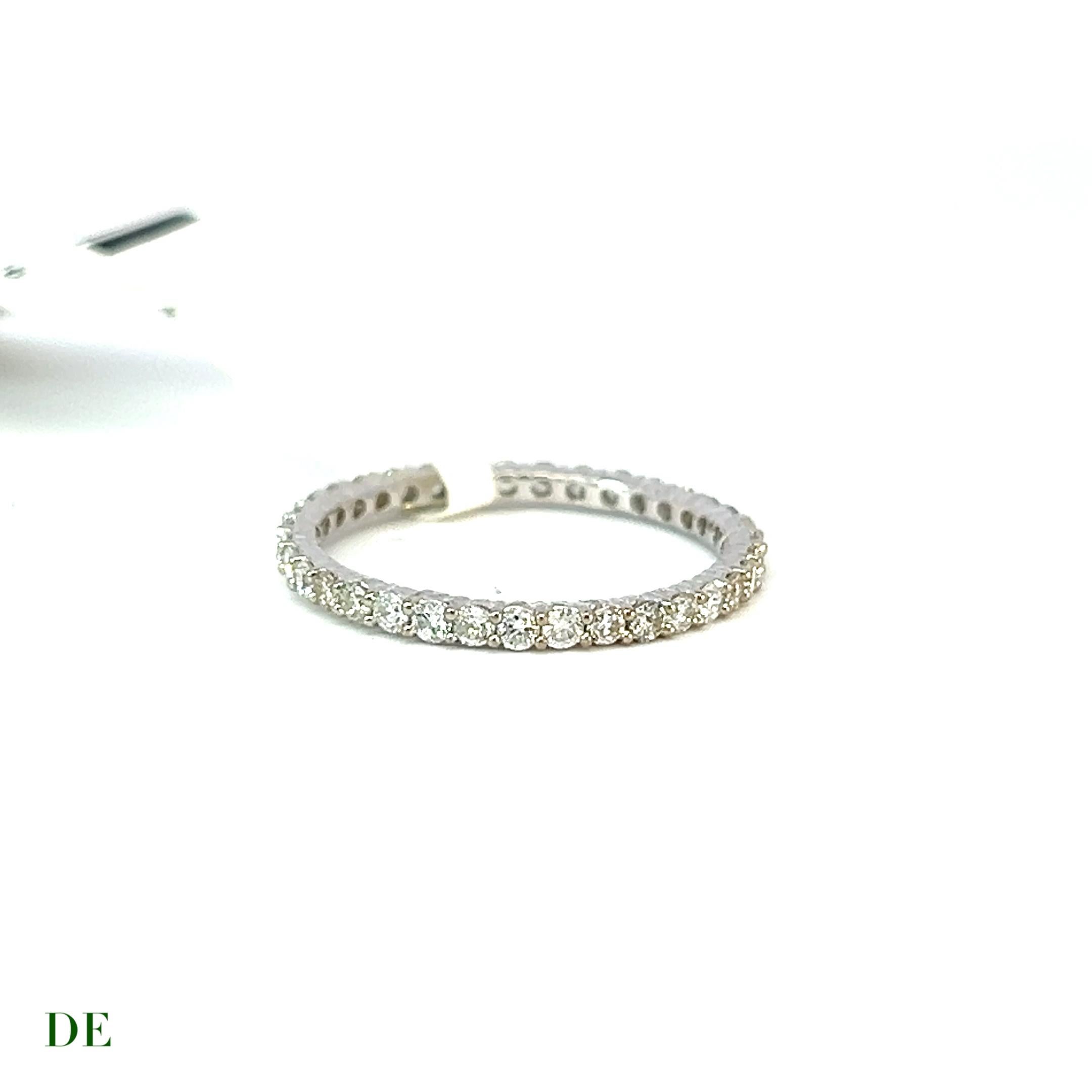 Classic 14k Gold .686 Carat Elegance Band Diamond Ring

Voici la bague classique en or 14k de 0,686 carat pour un anneau d'éternité en diamant. Cette bague exquise respire l'élégance et la sophistication, ce qui en fait un choix parfait pour ceux