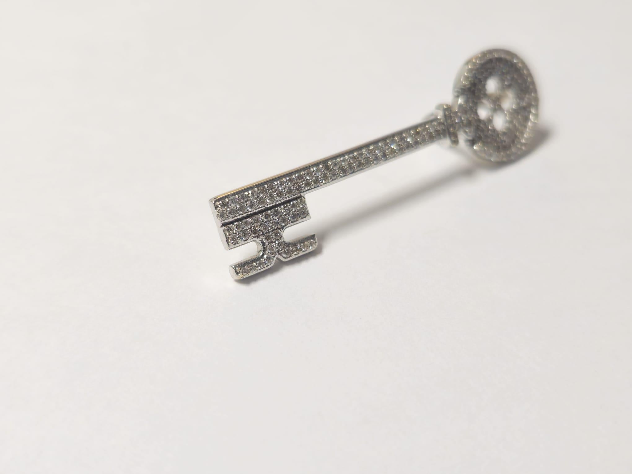 Fabriqué en or 14k, ce pendentif clé pèse 6,9 grammes et mesure 2 x 0,60 pouces. Il est orné de 2 carats de diamants de pureté SI1 et de couleur G. Le pendentif est un bijou élégant et substantiel, parfait pour ajouter de l'élégance à n'importe quel