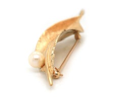 Classic 14K Gold Textures Feather Brooch Pin W/ Pearl in Yellow Gold