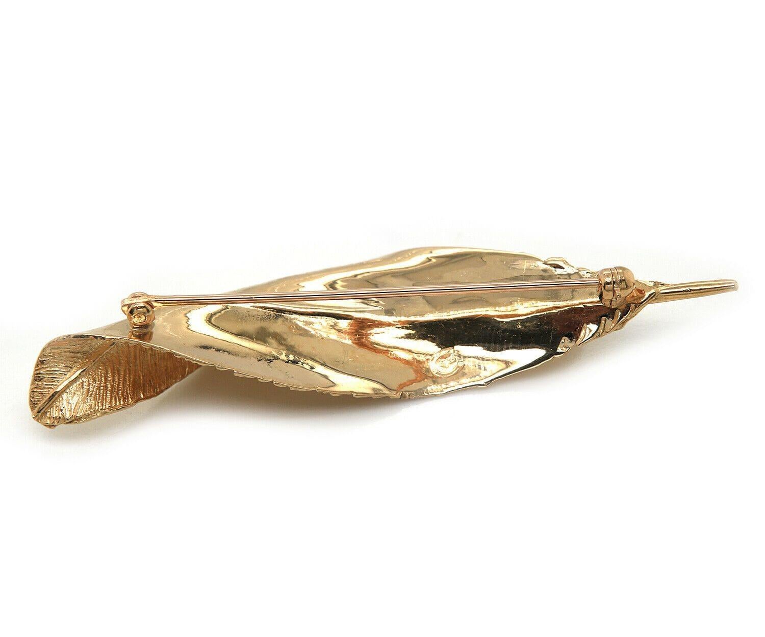 Round Cut Classic 14K Gold Textures Feather Brooch Pin W/ Pearl in Yellow Gold For Sale