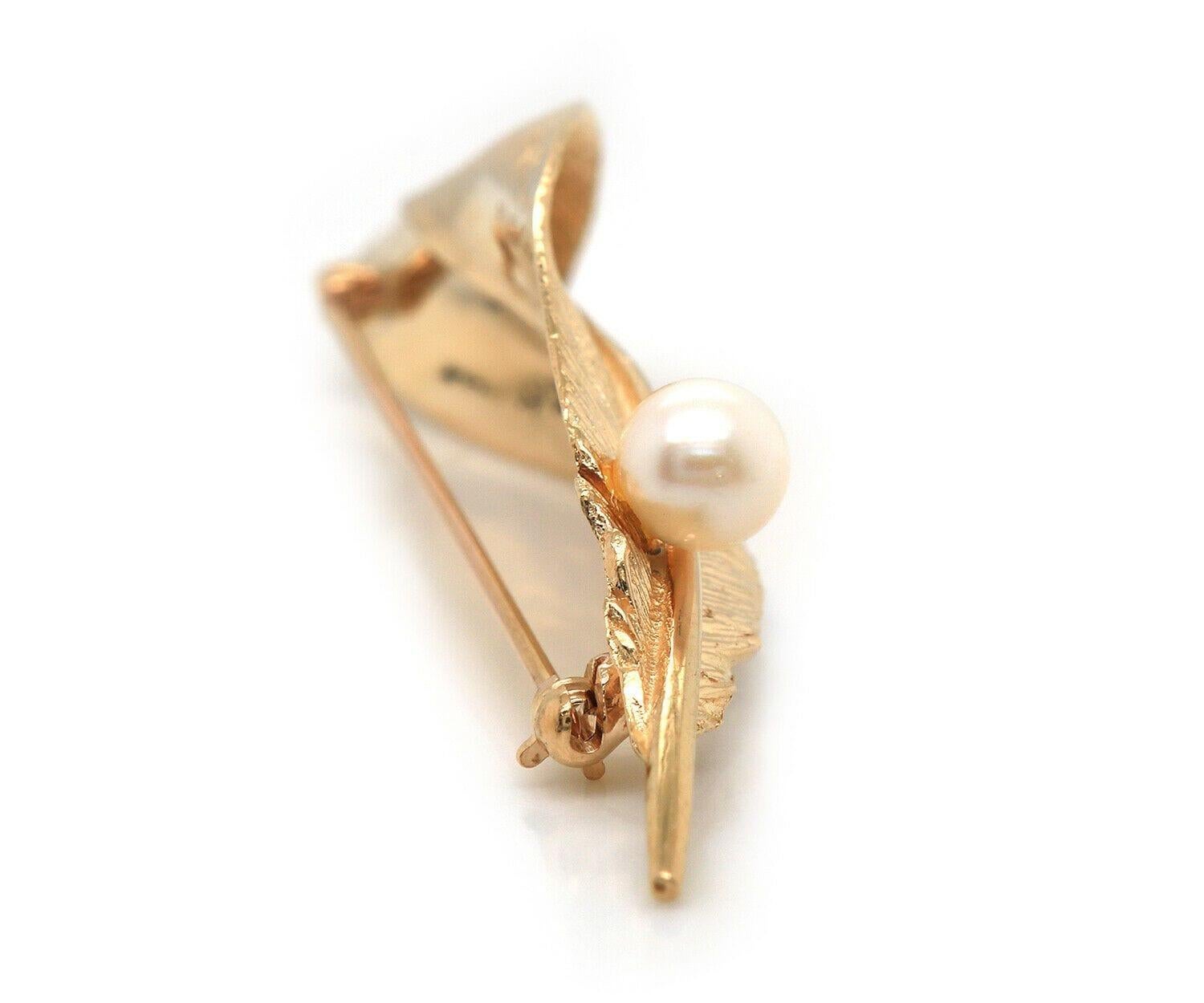 Classic 14K Gold Textures Feather Brooch Pin W/ Pearl in Yellow Gold In Excellent Condition For Sale In Vienna, VA