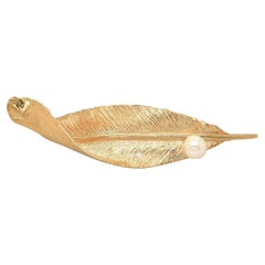 Classic 14K Gold Textures Feather Brooch Pin W/ Pearl in Yellow Gold