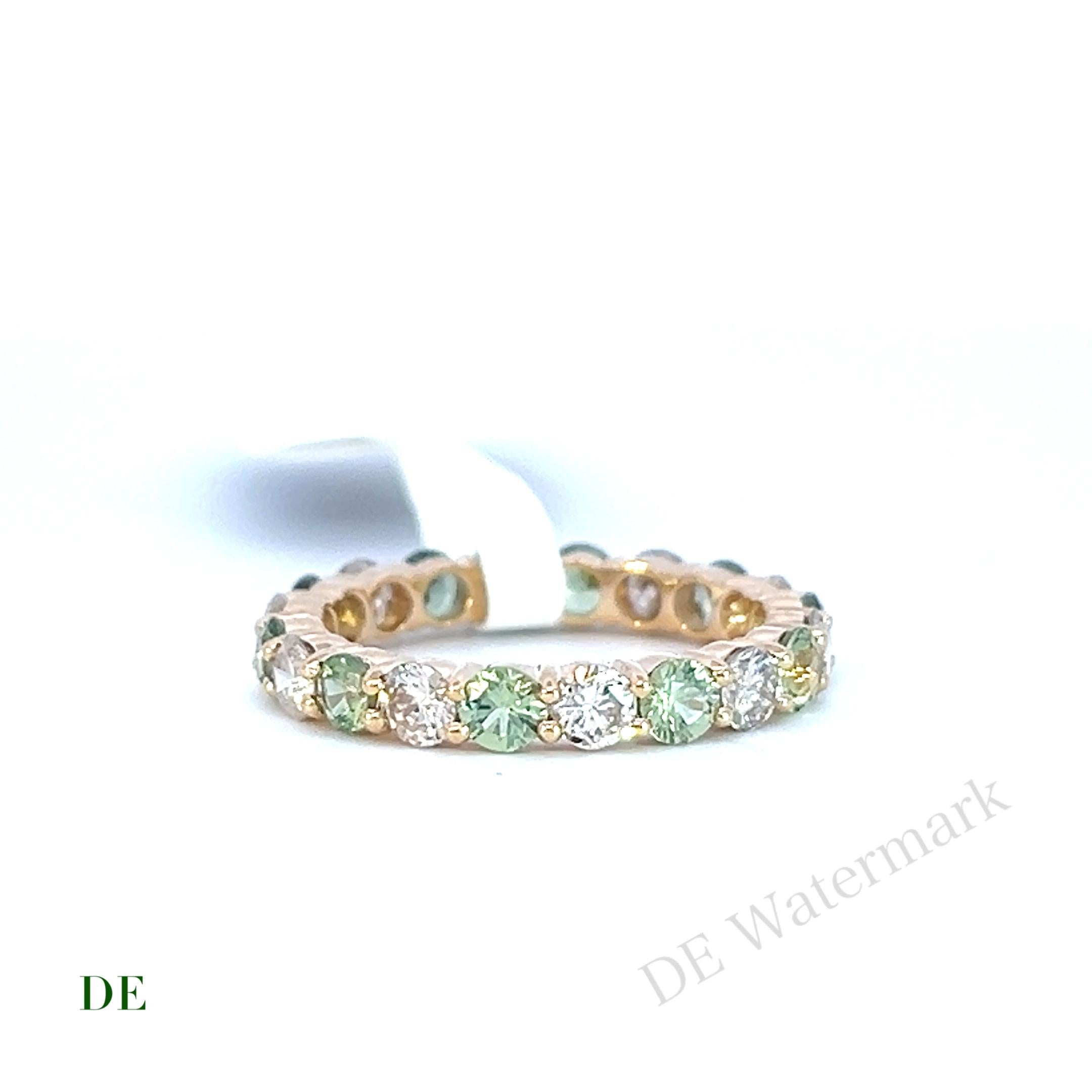 Women's or Men's Classic 14k White 1.09 crt Diamond 1.35 Crt Green Sapphire Eternity Band Ring For Sale