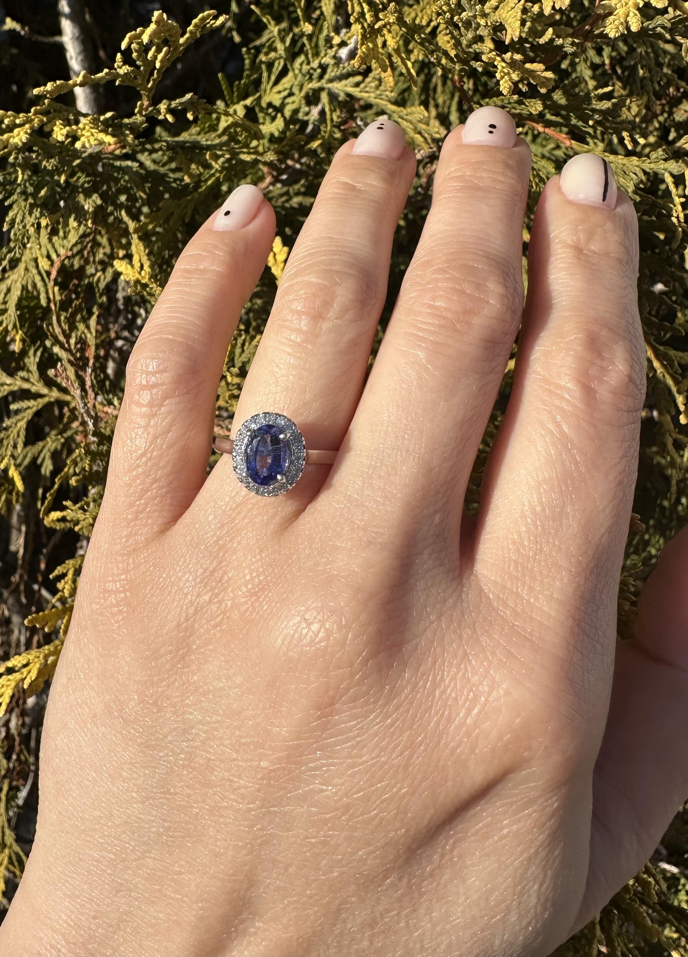 Anillo clásico de oro blanco de 14 quilates con tanzanita azul violeta ovalada de 1,58 quilates y halo de diamantes en Excelente estado para la venta en Montclair, NJ