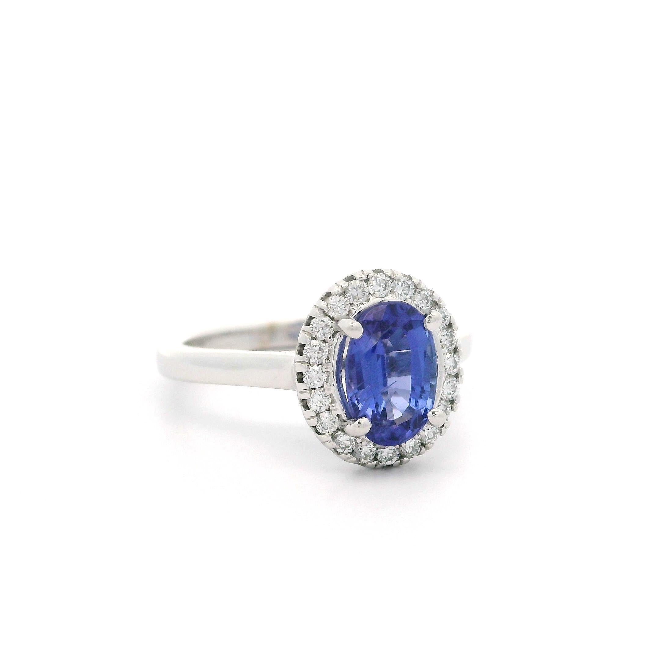 Anillo clásico de oro blanco de 14 quilates con tanzanita azul violeta ovalada de 1,58 quilates y halo de diamantes en venta 1